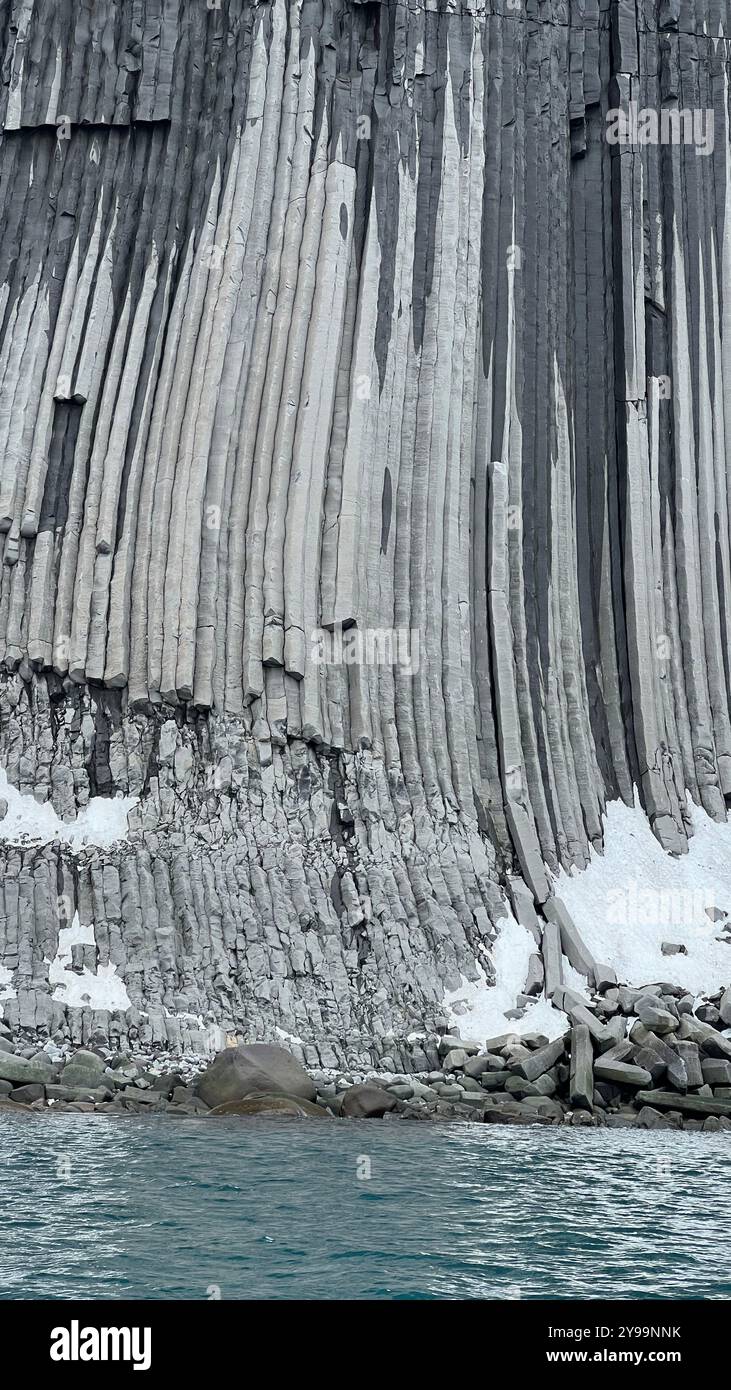 Edinburgh Rock, Antartide: Una torreggiante meraviglia geologica che sorge dalle acque ghiacciate, che mostra la bellezza aspra e la natura selvaggia polare incontaminata. - Immagine stock catturata con smartphone