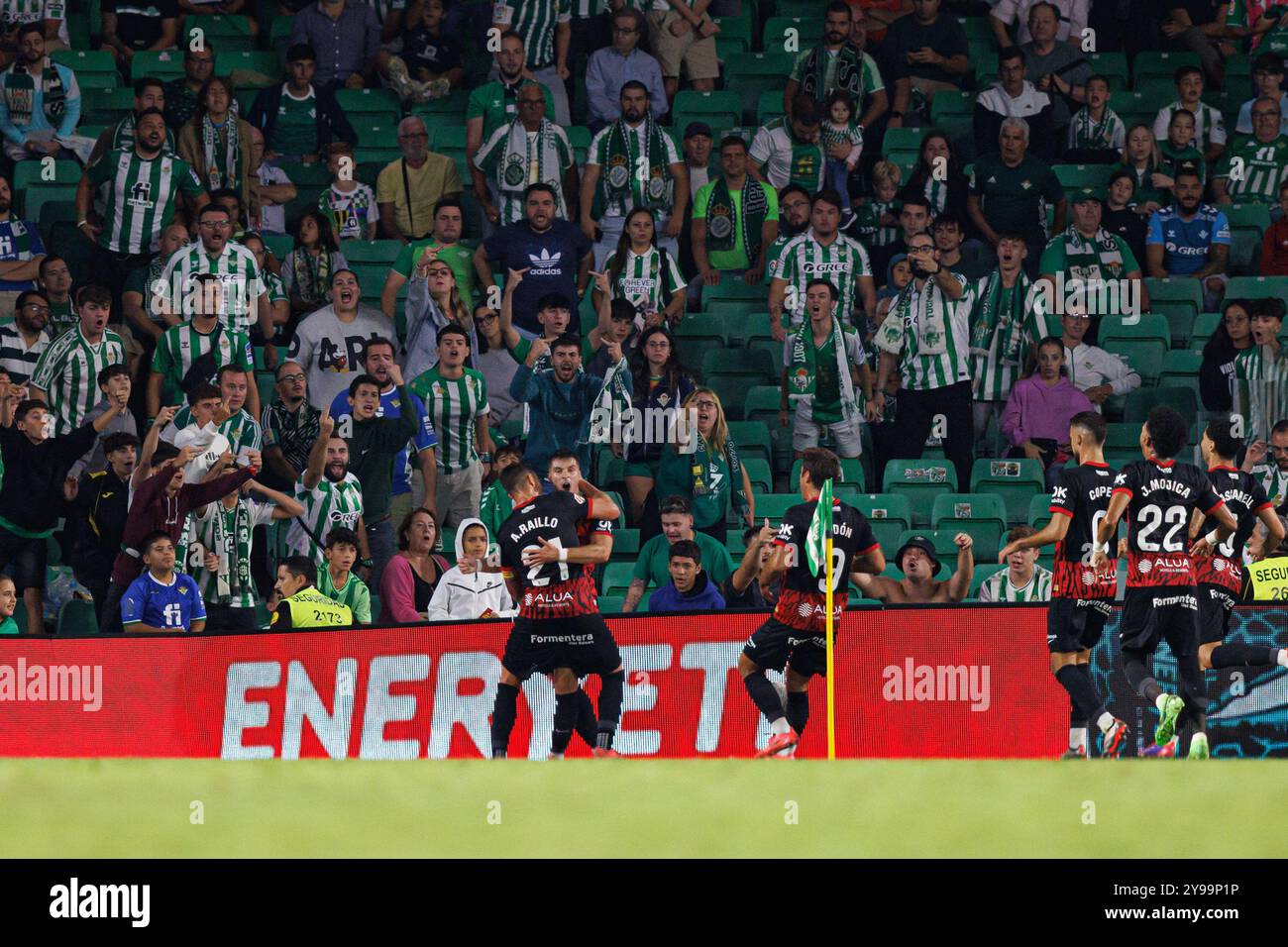 Valery Fernandez festeggia dopo aver segnato un gol con tutta la squadra durante la partita LaLiga EASPORTS tra le squadre del Real Betis Balompie e dell'RCD Mallorca a E. Foto Stock