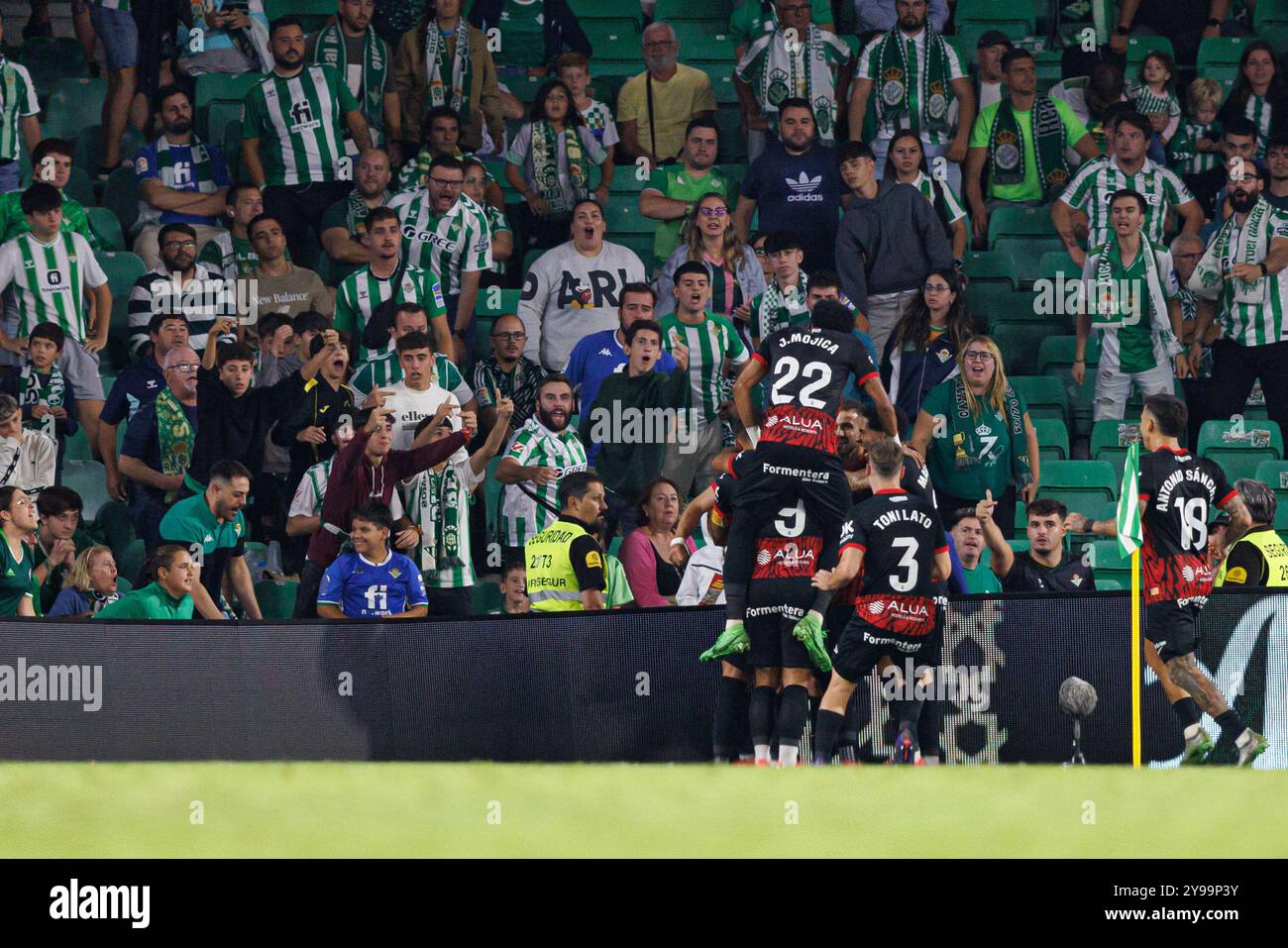 Valery Fernandez festeggia dopo aver segnato un gol con tutta la squadra durante la partita LaLiga EASPORTS tra le squadre del Real Betis Balompie e dell'RCD Mallorca a E. Foto Stock