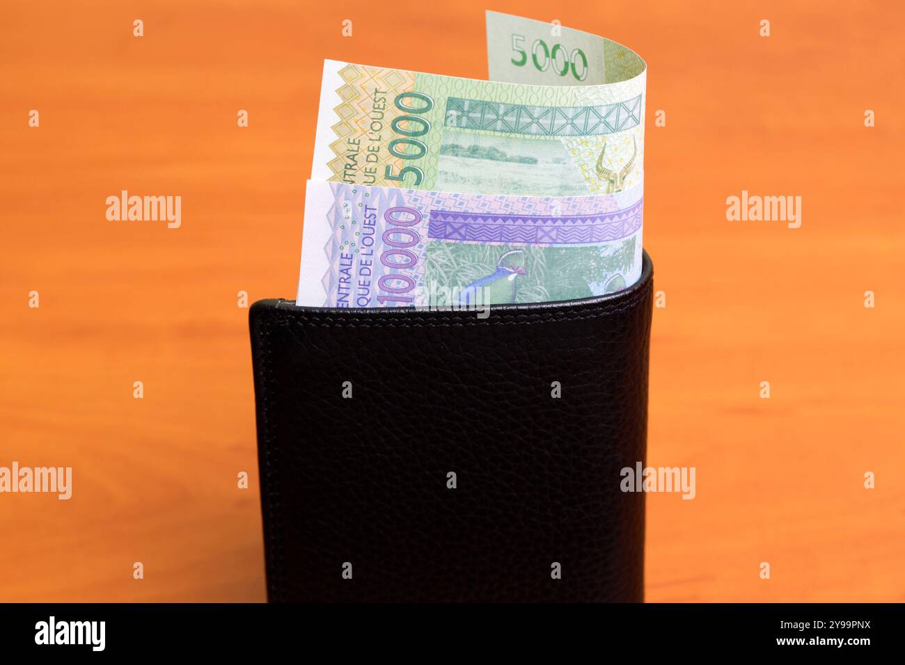 Soldi dell'Africa centrale - franco nel portafoglio nero Foto Stock