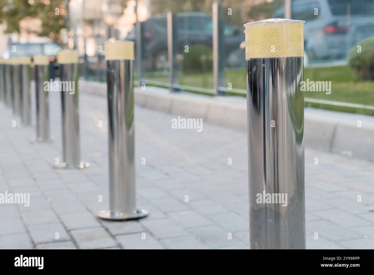 Modernità urbana: Una fila di scintillanti palazzine riflettenti in un ambiente cittadino. Foto Stock