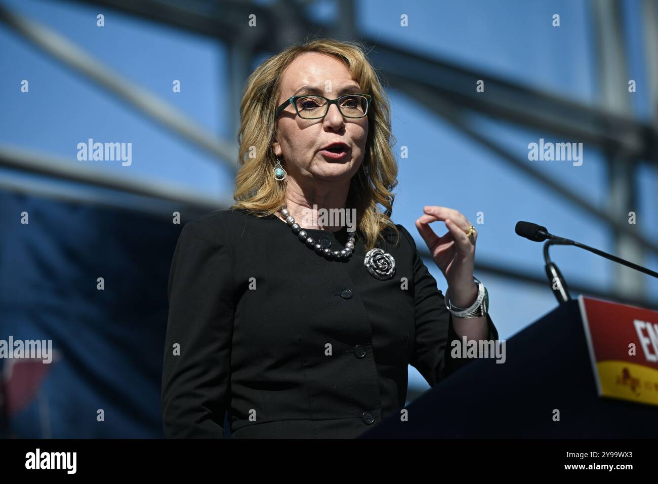 L'ex rappresentante Gabby Gifford firma la legislazione sulla sicurezza delle armi al Javits Center il 9 ottobre 2024 a New York. Foto Stock