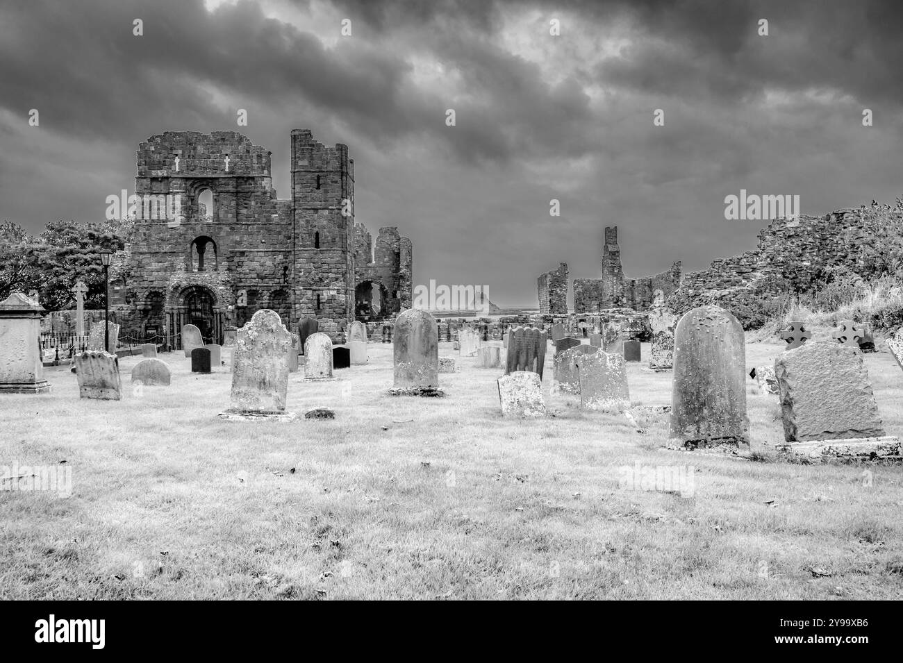 L'immagine è dell'abbazia medievale in rovina del priorato di Lindisfarne a Holy Island nel Northumberland, sulla costa nord-orientale dell'Inghilterra Foto Stock