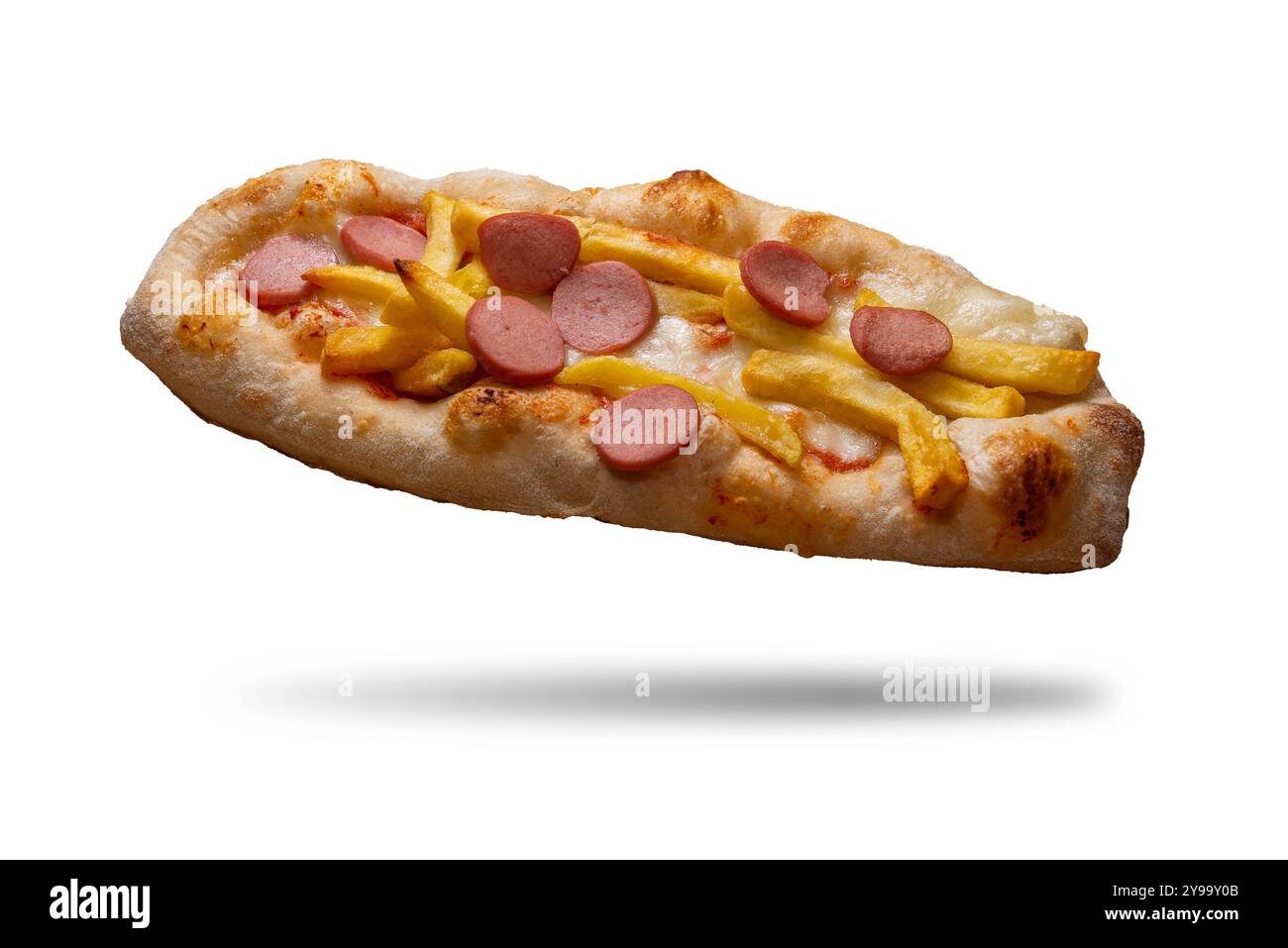 Pizza con focaccine, formaggio e salsiccia, frankfurter isolato sul bianco con percorso di ritaglio incluso Foto Stock