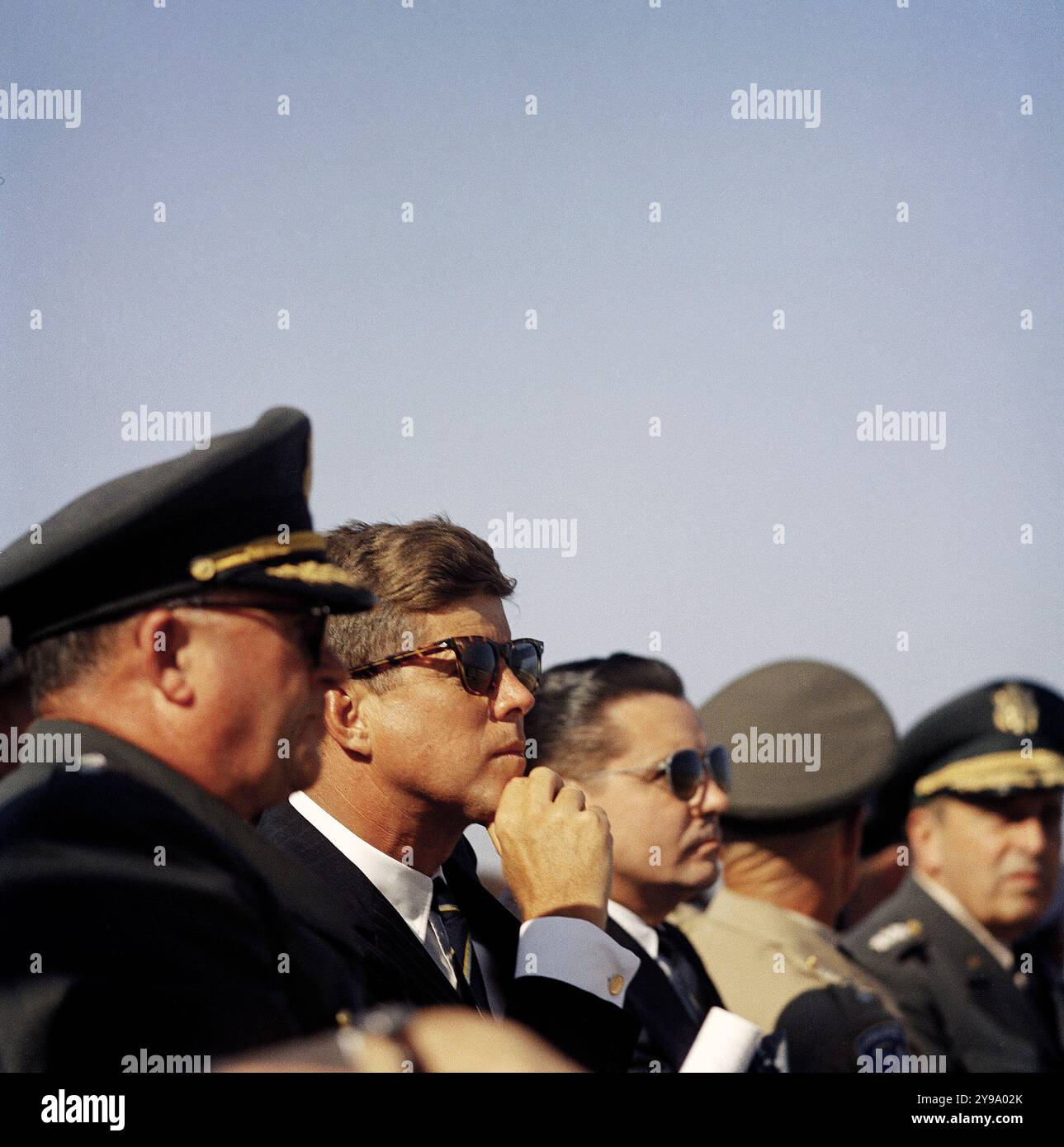 Il presidente degli Stati Uniti John Kennedy seduto tra il generale George H. Decker, capo di stato maggiore degli Stati Uniti. S Army e Elvis Jacob Stahr Jr., Segretario dell'Esercito, in visita alla 82nd Airborne Division, Pope Air Force base, Fort Bragg, North Carolina, USA, Cecil Stoughton, White House Photographs, 12 ottobre 1961 Foto Stock