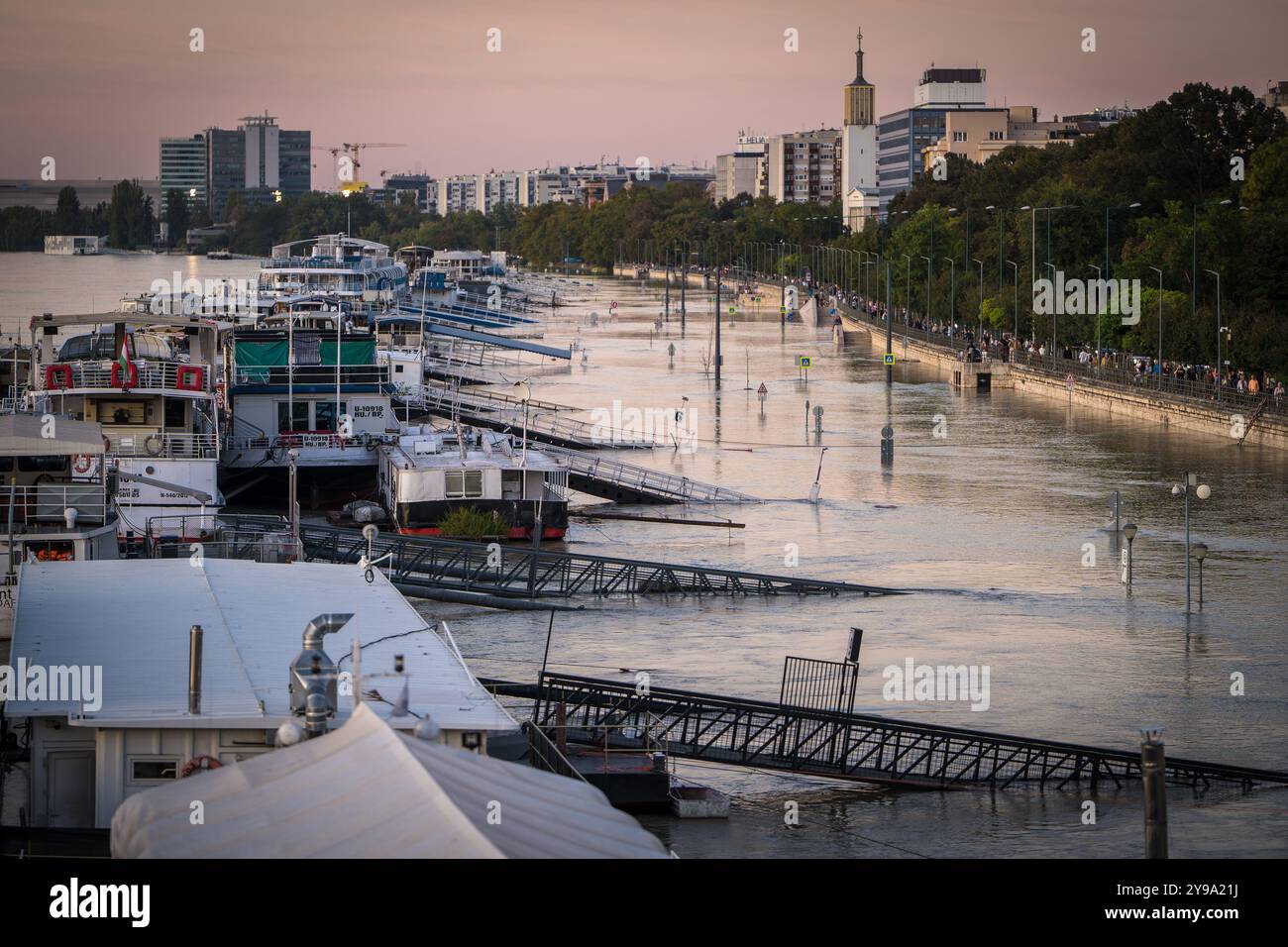 Inondazione di buries del Danubio moli di navi e cartelli stradali sott'acqua nel distretto XIII, Carl Lutz rakpart, Budapest, sparati dal ponte Margherita Foto Stock