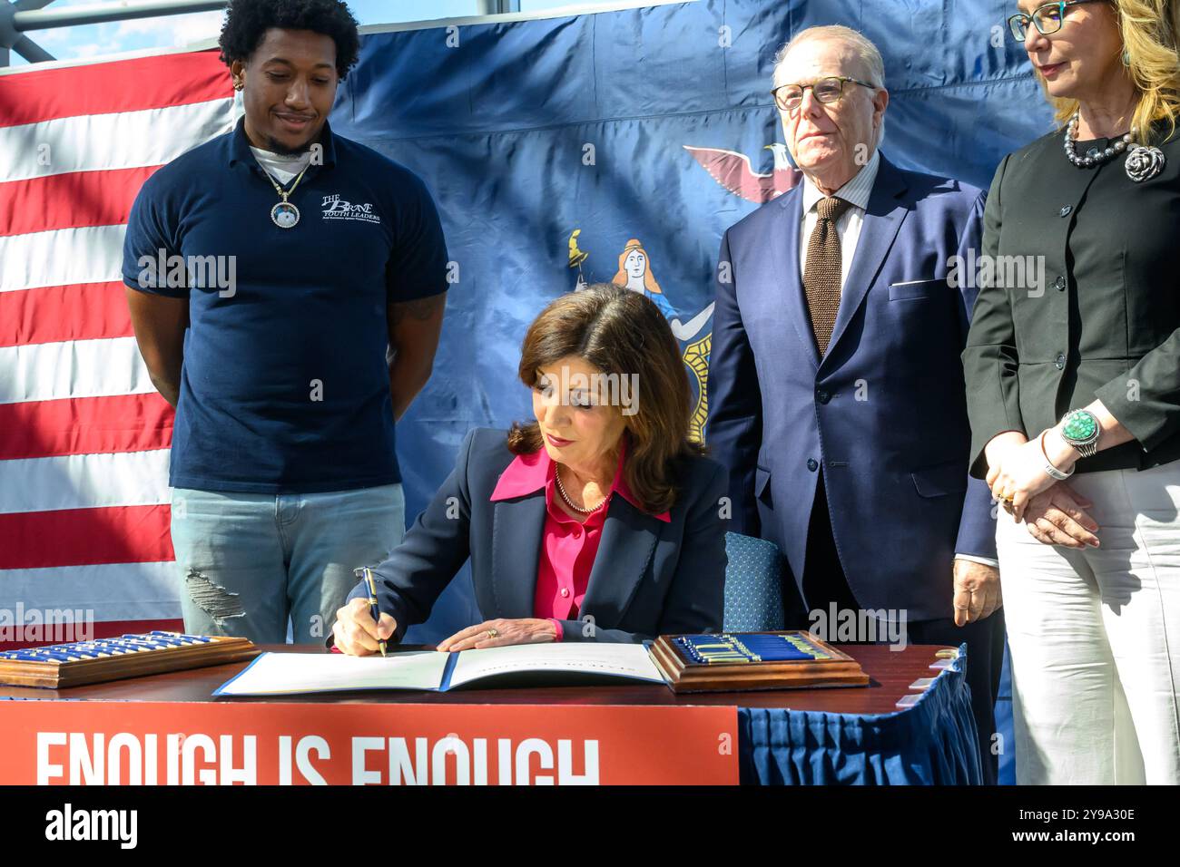 New York, Stati Uniti. 9 ottobre 2024. Il governatore di New York Kathy Hochul firma leggi più restrittive sulle armi osservate da (L-R): Trevon Bosley, un CORAGGIOSO (audace resistenza contro la violenza ovunque) leader della gioventù, John Feinblatt, presidente di Everytown per la sicurezza delle armi, la più grande organizzazione di prevenzione contro la violenza delle armi negli Stati Uniti, e l'ex rappresentante degli Stati Uniti e le leggi sulle armi sostengono Gabby Giffords. Crediti: Alamy Live News/Enrique Shore crediti: Enrique Shore/Alamy Live News Foto Stock