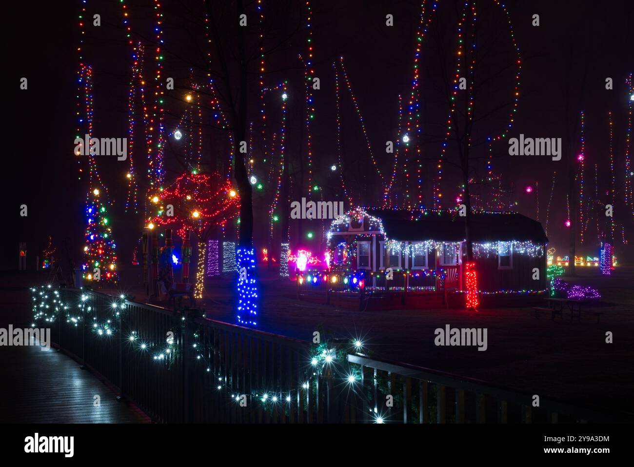 Un'ampia esposizione di luci natalizie in un parco cittadino dell'Ohio nord-orientale, vista da un ponte pedonale Foto Stock