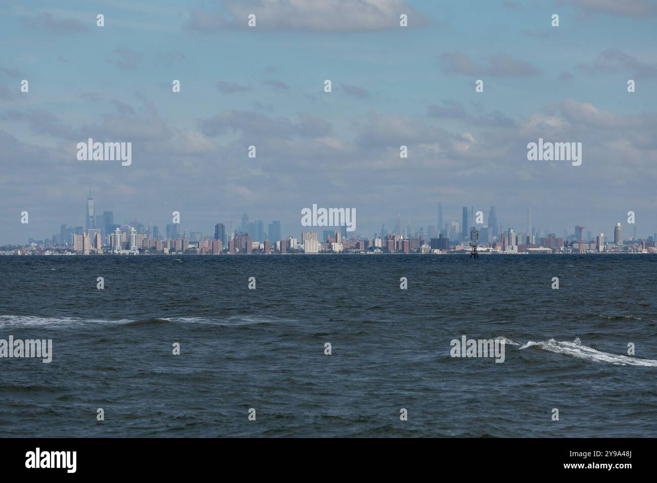 New York è vista dall'altra parte dell'acqua da Sandy Hook, New Jersey. Brooklyn, inclusa la famosa Coney Island, può essere vista di fronte, con Manhat Foto Stock