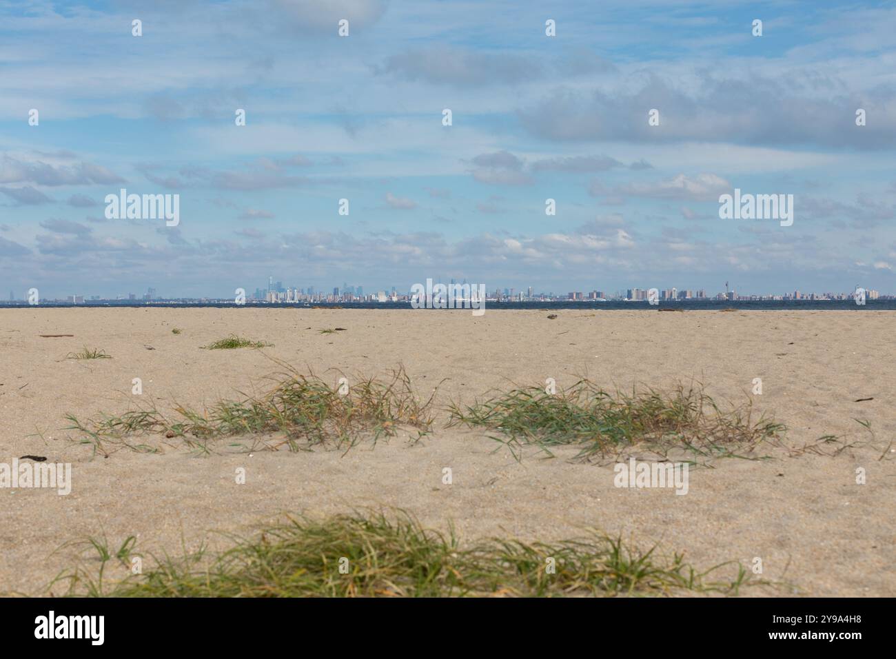 New York è vista dall'altra parte dell'acqua da Sandy Hook, New Jersey. Brooklyn, inclusa la famosa Coney Island, può essere vista di fronte, con Manhat Foto Stock