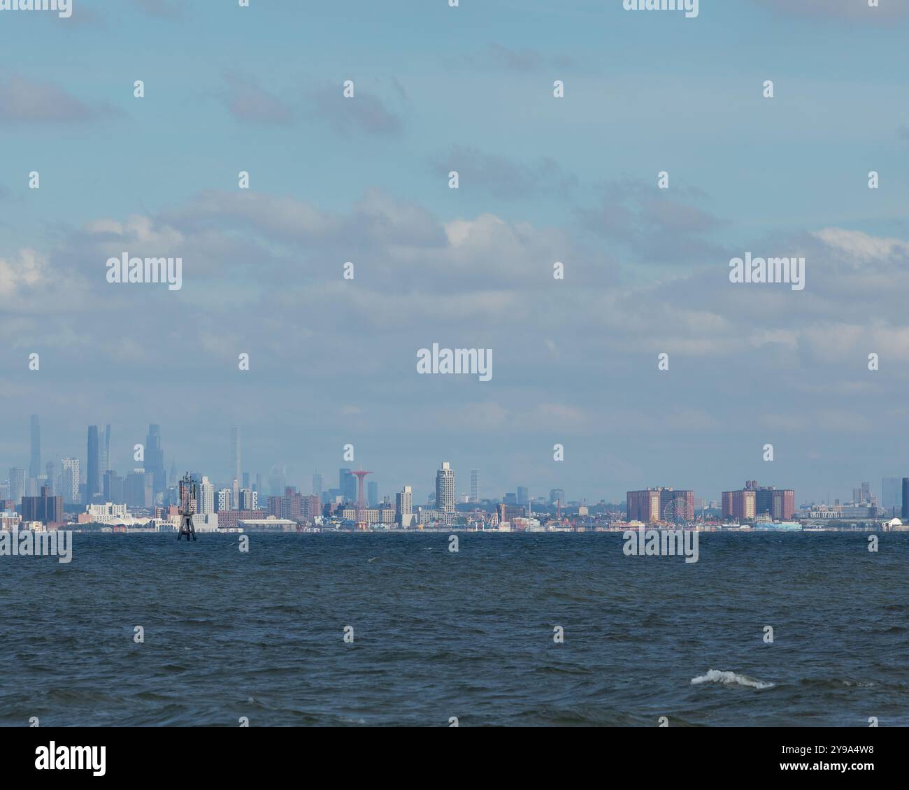 New York è vista dall'altra parte dell'acqua da Sandy Hook, New Jersey. Brooklyn, inclusa la famosa Coney Island, può essere vista di fronte, con Manhat Foto Stock