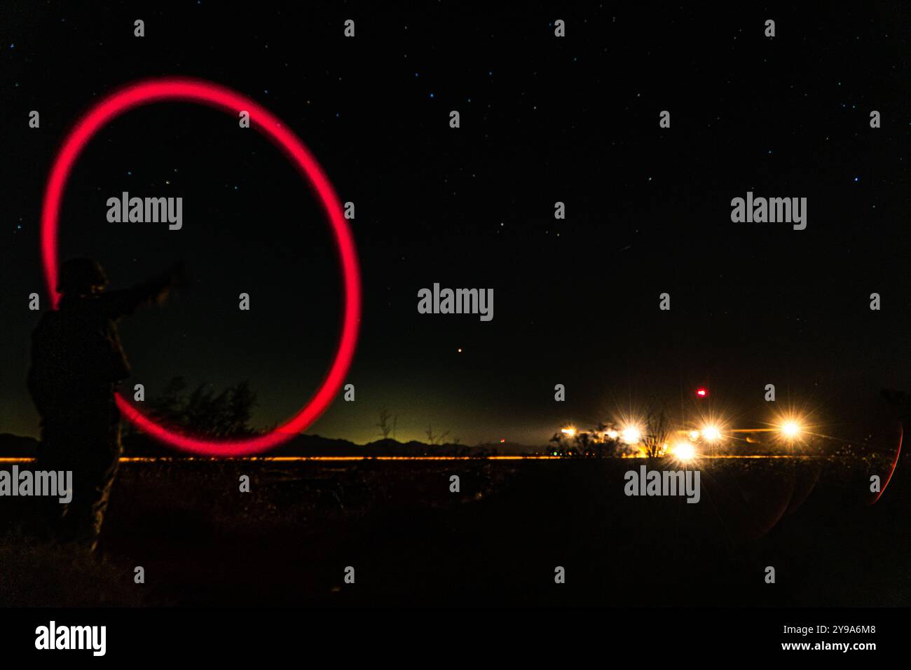 Elliot Rivera, un Orocovis, nativo di Porto Rico e controllore del traffico aereo assegnato al Marine Aviation Weapons and Tactics Squadron One, crea un segnale di atterraggio per un aereo KC-130J Hercules come parte del corso Weapons and Tactics Instructor 1-25, vicino a Yuma, Arizona, 3 ottobre 2024. WTI è un evento di addestramento di sette settimane ospitato da MAWTS-1 che enfatizza l'integrazione operativa delle sei funzioni dell'aviazione marina a sostegno della Marine Air Ground Task Force, Joint and Coalition Forces. (Foto del corpo dei Marines degli Stati Uniti di Maurion Moore) Foto Stock