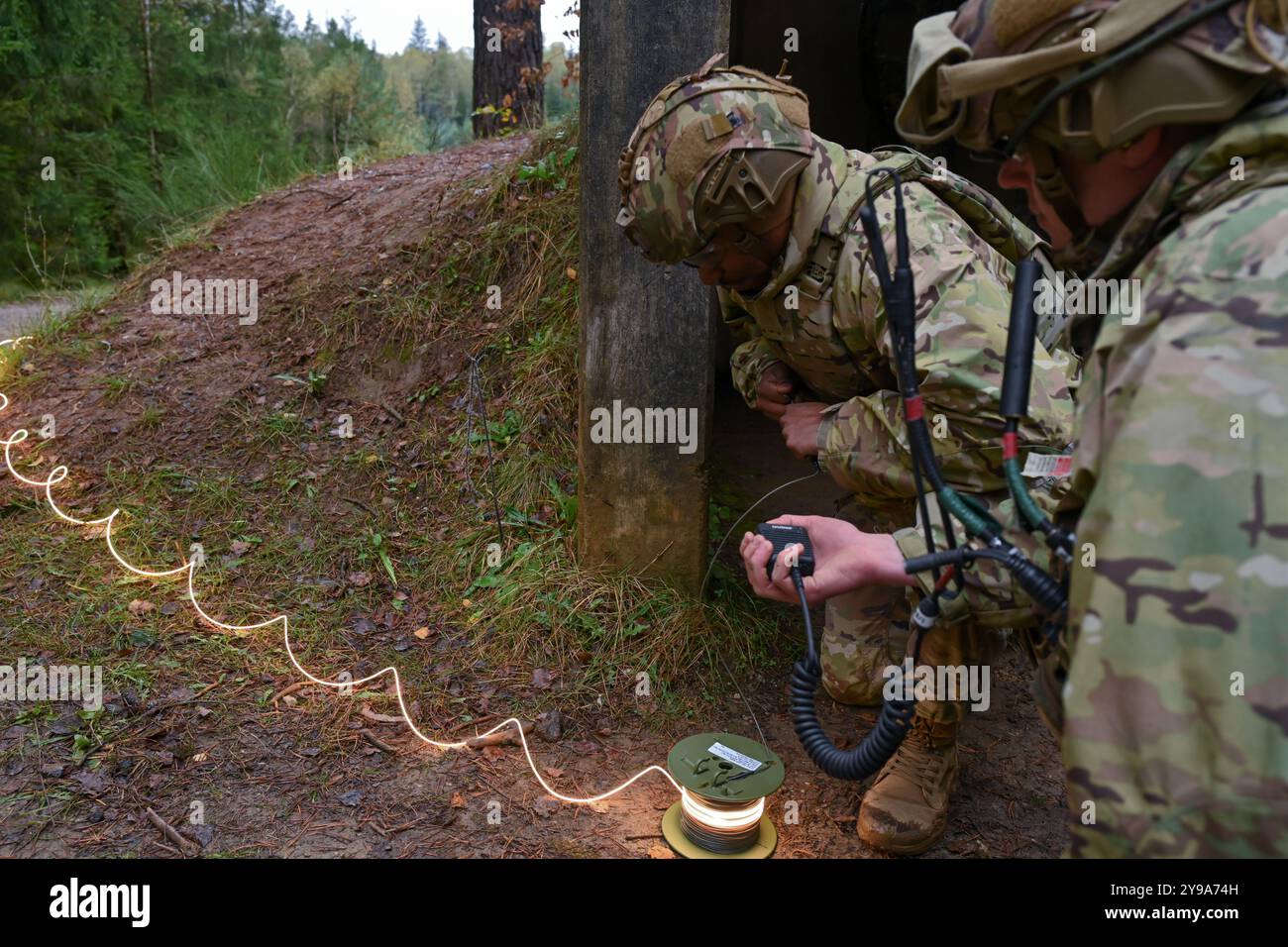 Un soldato degli Stati Uniti assegnato al Regiment Engineer Squadron, 2nd Cavalry Regiment, inizia le accuse per soffiare durante un campo dimostrativo presso l'area di addestramento di Grafenwoehr, Germania, 4 ottobre 2024. Questo corso di formazione convalida i leader dei team e i sottufficiali sulle conoscenze in materia di demolizioni in tutto lo squadrone. (Foto dell'esercito degli Stati Uniti di staff Sgt. Randis Monroe) Foto Stock