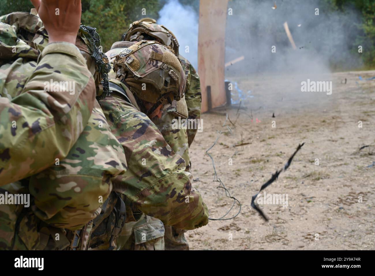 I soldati statunitensi assegnati al Regiment Engineer Squadron, 2nd Cavalry Regiment, lanciano una carica lineare su una porta improvvisata durante un intervallo dimostrativo presso la Grafenwoehr Training area, Germania, 4 ottobre 2024. Questo corso di formazione convalida i leader dei team e i sottufficiali sulle conoscenze in materia di demolizioni in tutto lo squadrone. (Foto dell'esercito degli Stati Uniti di staff Sgt. Randis Monroe) Foto Stock