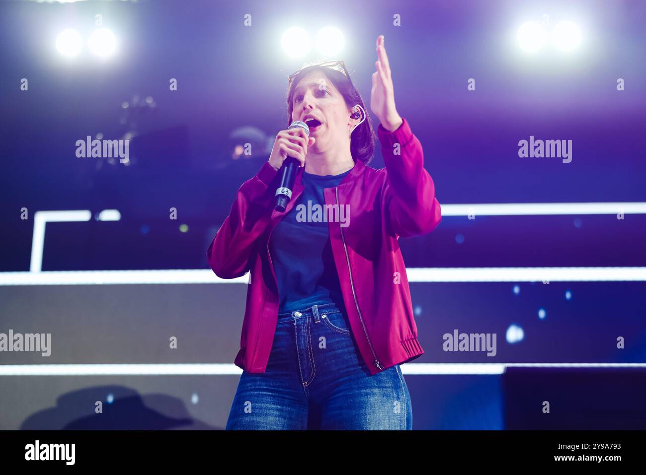 Milano, Elly Schlein canta di sorpresa con J Ax sul palco del concerto articolo 31 all'Unipol Forum di Assago. Nella foto: La segretaria del PD del Partito Democratico Elly Schlein Foto Stock