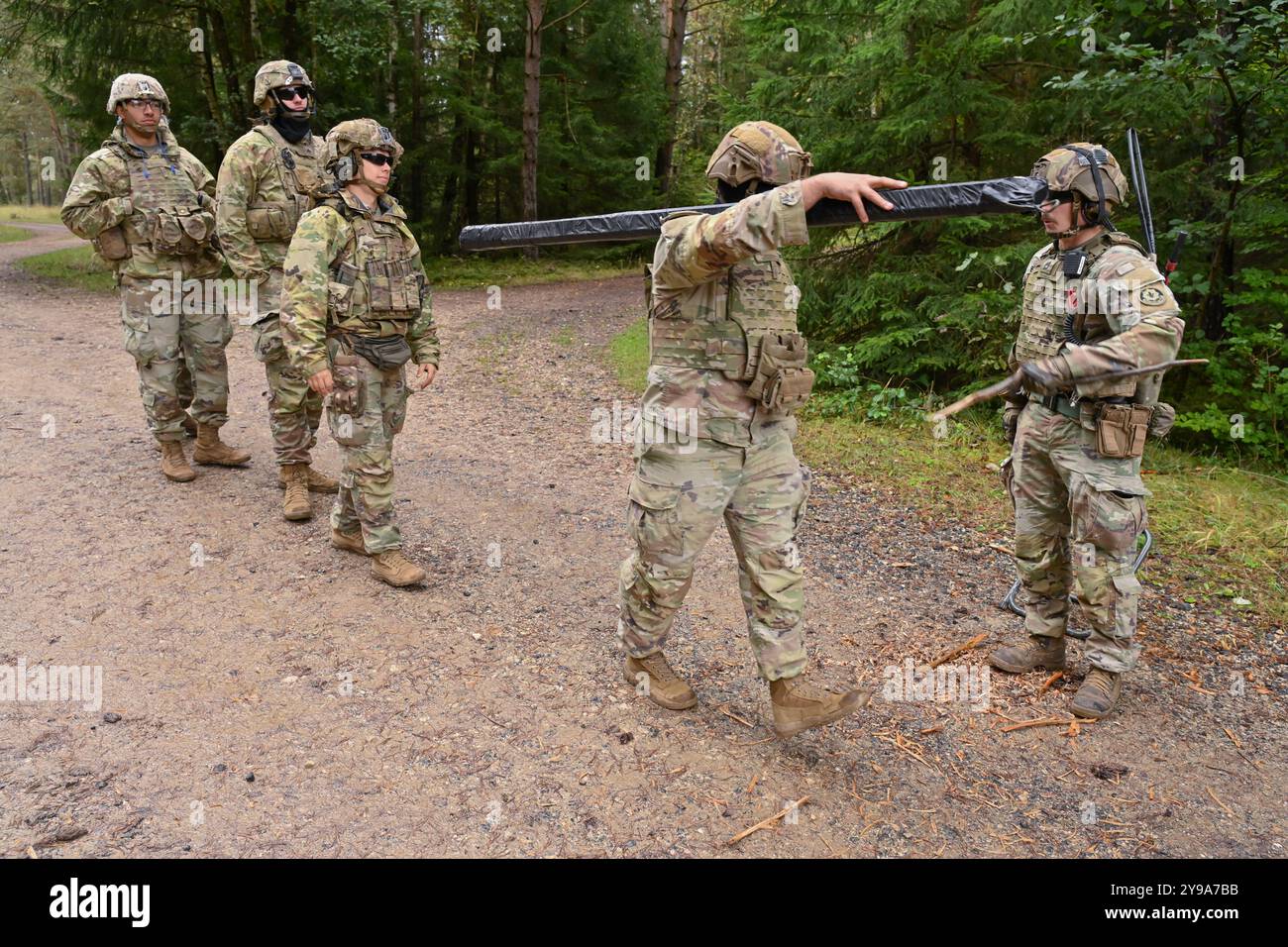 I soldati statunitensi assegnati al Regiment Engineer Squadron, 2nd Cavalry Regiment, vengono contati quando entrano nella corsia durante un campo di prova presso l'area di addestramento di Grafenwoehr, Germania, 4 ottobre 2024. Questo corso di formazione convalida i leader dei team e i sottufficiali sulle conoscenze in materia di demolizioni in tutto lo squadrone. (Foto dell'esercito degli Stati Uniti di staff Sgt. Randis Monroe) Foto Stock