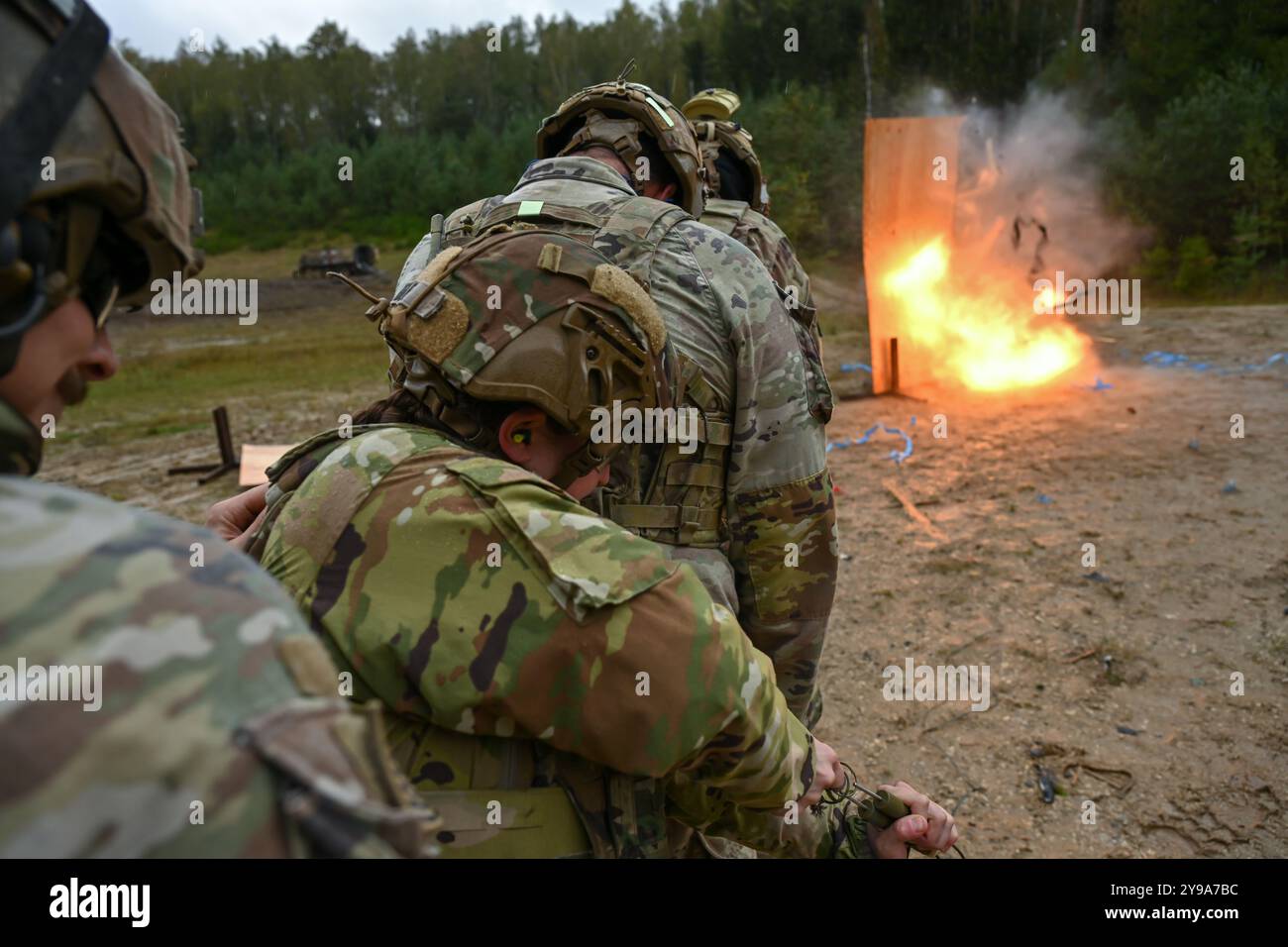 I soldati statunitensi assegnati al Regiment Engineer Squadron, 2nd Cavalry Regiment, lanciano una carica lineare su una porta improvvisata durante un intervallo dimostrativo presso la Grafenwoehr Training area, Germania, 4 ottobre 2024. Questo corso di formazione convalida i leader dei team e i sottufficiali sulle conoscenze in materia di demolizioni in tutto lo squadrone. (Foto dell'esercito degli Stati Uniti di staff Sgt. Randis Monroe) Foto Stock