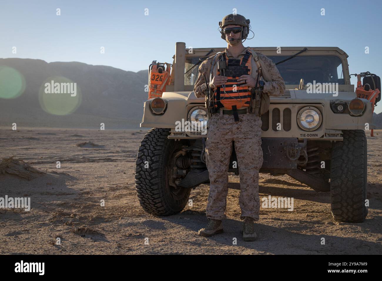 U.S. Navy Hospitalman 2nd Class Mark Martin, un Fredrick, nativo del Maryland, istruttore di addestramento tattico con Tactical Training and Exercise Control Group, Marine Air-Ground Task Force Training Command, Marine Corps Air-Ground Combat Center, posa per una foto durante un esercizio MAGTF Distributed Maneuver come parte di Service-Level Training Exercise 5-24 presso Emerson Lakee, MCAGCC, Twentynine Palms, California, ago 13, 2024. TTECG supporta la Fleet Marine Force attraverso vari esercizi, tra cui SLTE, e continua a garantire la sicurezza durante ogni evento di addestramento. SLTE 5-24 è progettato appositamente per addestrare, Foto Stock