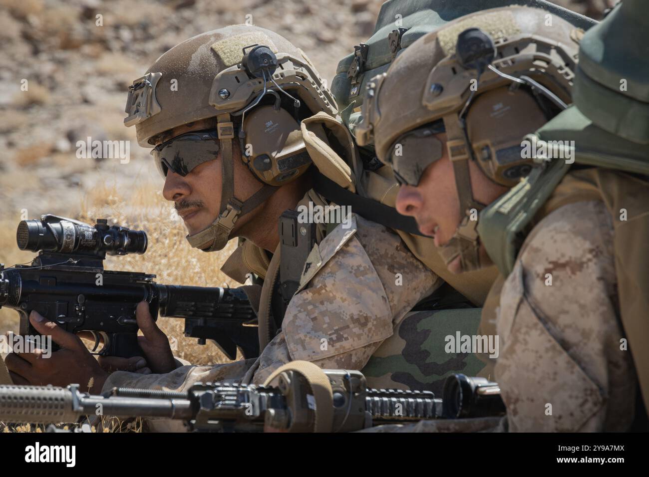U.S. Marine Corps Lance Cpl. Frank Martinez, Left, a Yonkers, nativo di New York, e U.S. Marine Corps Lance Cpl. Xavier Orteganegron, Right, a Naranjito, nativo di Porto Rico, entrambi ingegneri da combattimento con 2nd Combat Engineer Battalion, 2nd Marine Division, II Marine Expeditionary Force, forniscono sicurezza durante un esercizio di manovra distribuita della Marine Air-Ground Task Force nell'ambito del Service-Level Training Exercise 5-24 presso Emerson, 2024, Marine Corps, Marine, Marine Marine Marine Marine Marine Marine Marine Marine Marine Marine Marine Marine Marine Corps, 13, in California. MDMX è un evento di addestramento combinato sulle armi che combina fuoco vivo e manovre con V Foto Stock
