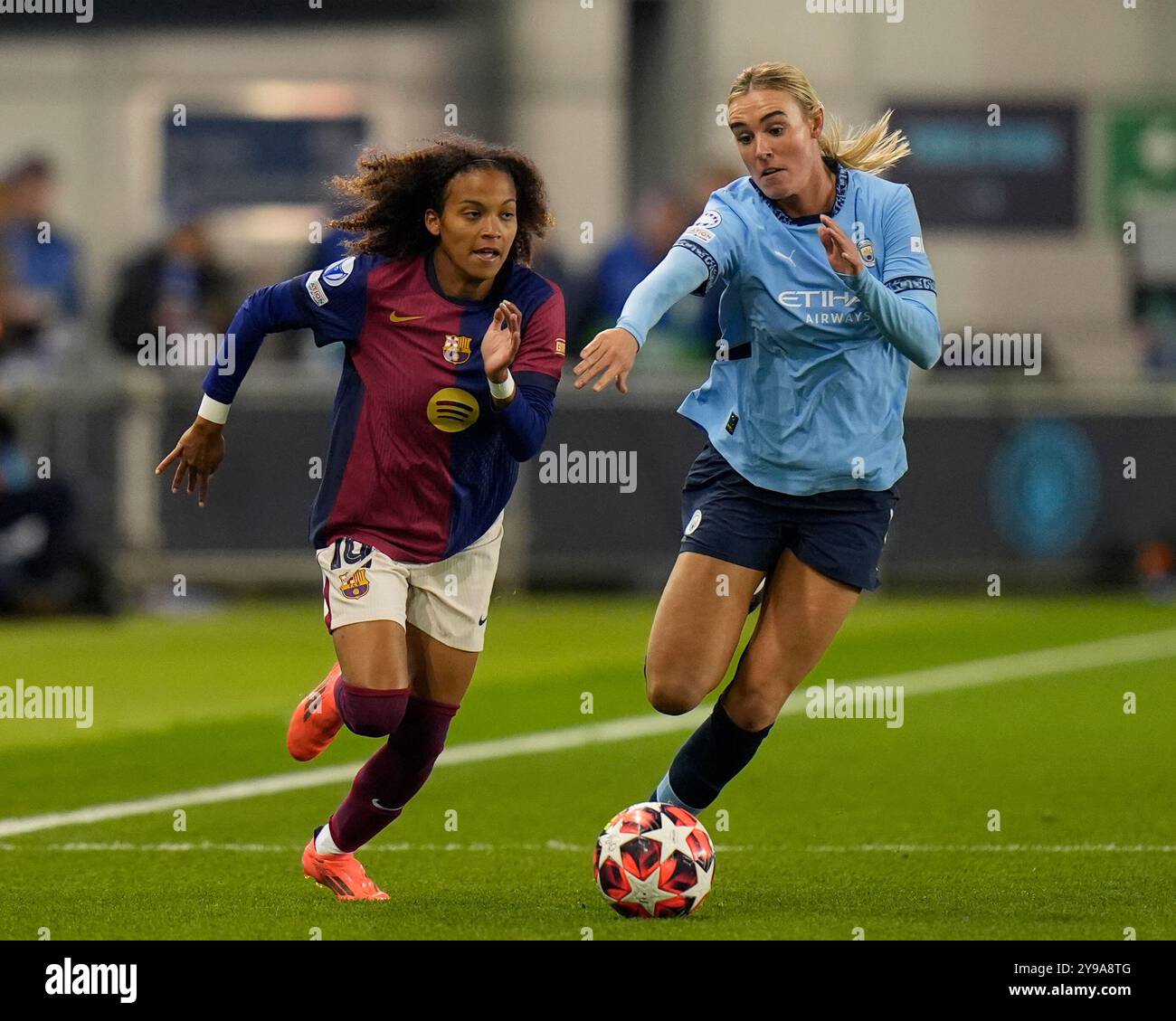 Joie Stadium, Manchester, Regno Unito. 9 ottobre 2024. UEFA Womens Champions League Football, Manchester City contro Barcellona; Vicky Lopez di Barcellona le donne superano Jill Roord di Manchester City Credit: Action Plus Sports/Alamy Live News Foto Stock