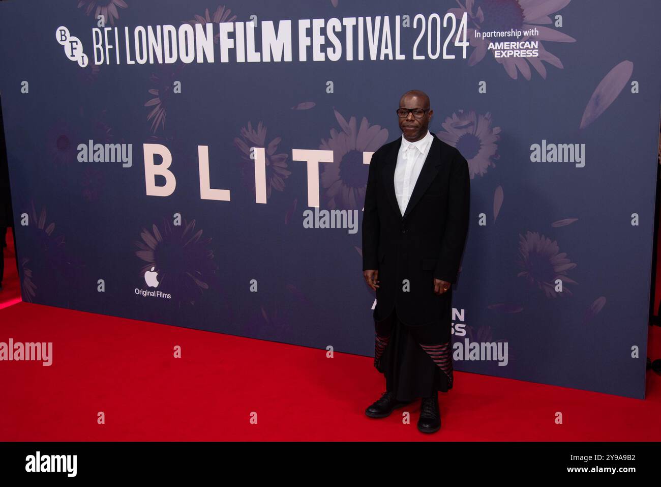 Londra, Regno Unito. 09 ottobre 2024. Il regista Steve McQueen partecipa alla prima mondiale "Blitz" durante la serata di gala di apertura del 68° BFI London Film Festival alla Royal Festival Hall. Credito: SOPA Images Limited/Alamy Live News Foto Stock