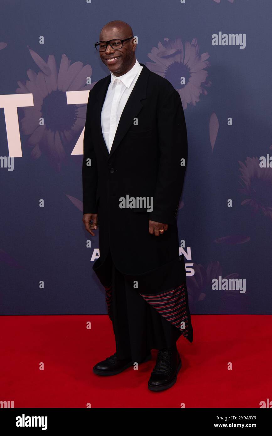 Londra, Regno Unito. 09 ottobre 2024. Il regista Steve McQueen partecipa alla prima mondiale "Blitz" durante la serata di gala di apertura del 68° BFI London Film Festival alla Royal Festival Hall. (Foto di Loredana Sangiuliano/SOPA Images/Sipa USA) credito: SIPA USA/Alamy Live News Foto Stock