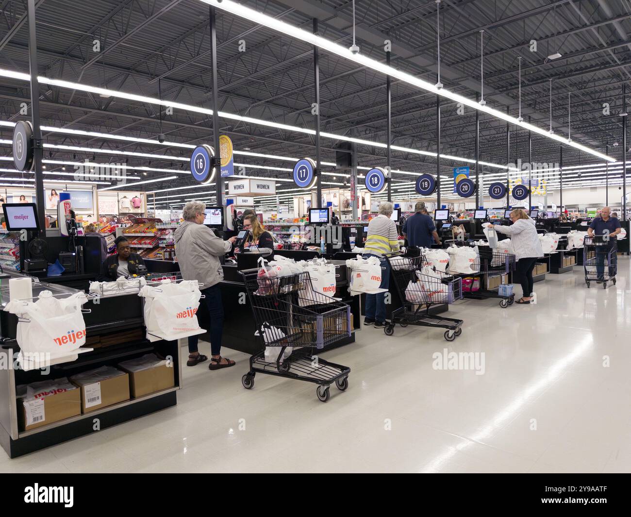 Effettua il check-out presso un negozio Meijer a Davison Michigan USA - Immagine stock catturata con smartphone