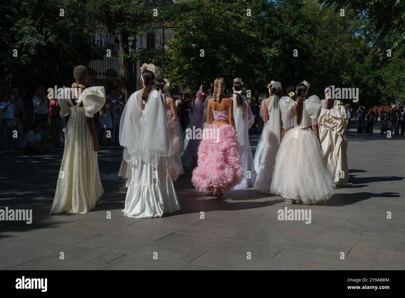 Un modello cammina sulla passerella indossando un design di María Lafuente durante la settimana della moda di Madrid a Cuesta de Moyano, 8 settembre 2024 Spagna con: Modello dove: Madrid, Spagna quando: 08 set 2024 credito: Oscar Gonzalez/WENN Foto Stock