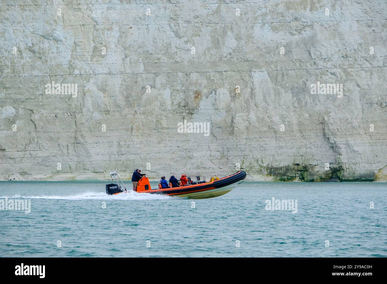 Costa meridionale, Regno Unito - 7 settembre 2024 - Una barca a motore, RIB con passeggeri su scogliere bianche Foto Stock