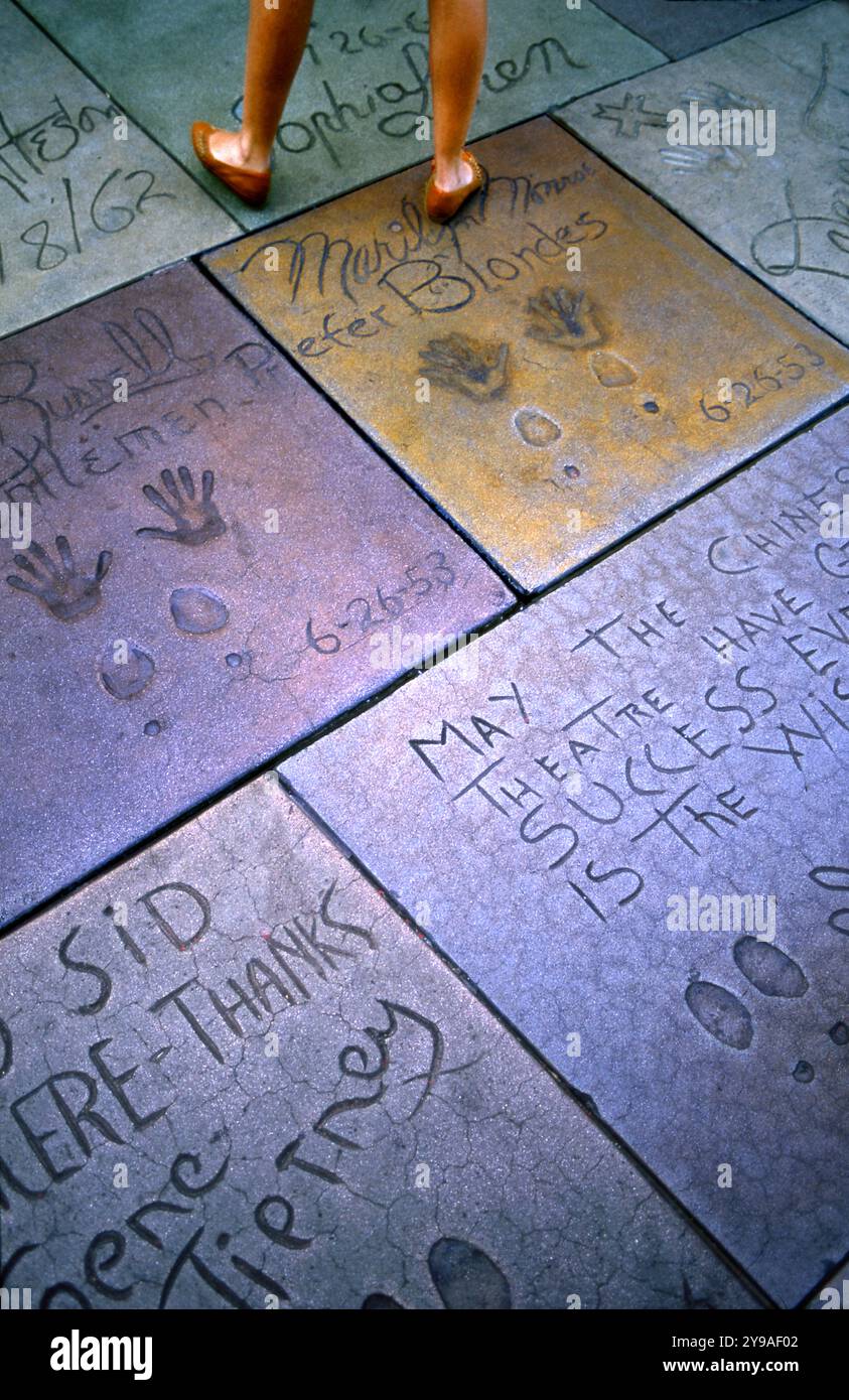 Cortile del Grauman's Chinese Theater con le impronte delle mani in cemento di star del cinema classico, tra cui Marilyn Monroe su Hollywood Blvd. A Los Angeles, California, USA circa 1970 anni Foto Stock