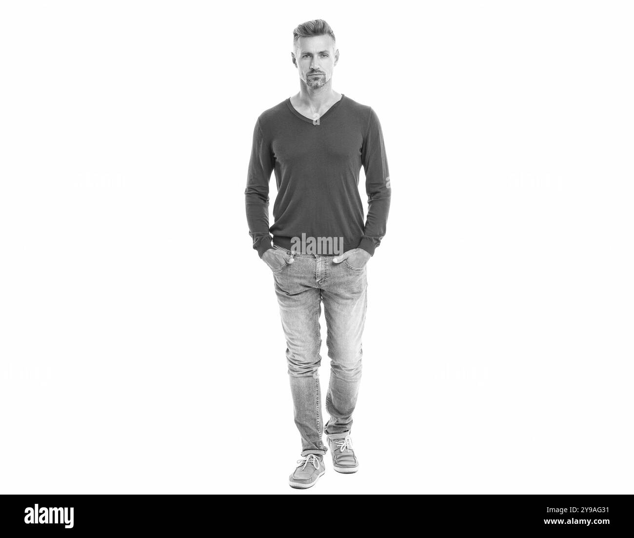 bell'uomo in un abbigliamento casual da uomo in studio. uomo dall'aspetto elegante con abbigliamento casual da uomo. Uomo che indossa abiti casual da uomo isolati su bianco. urbano maturo Foto Stock