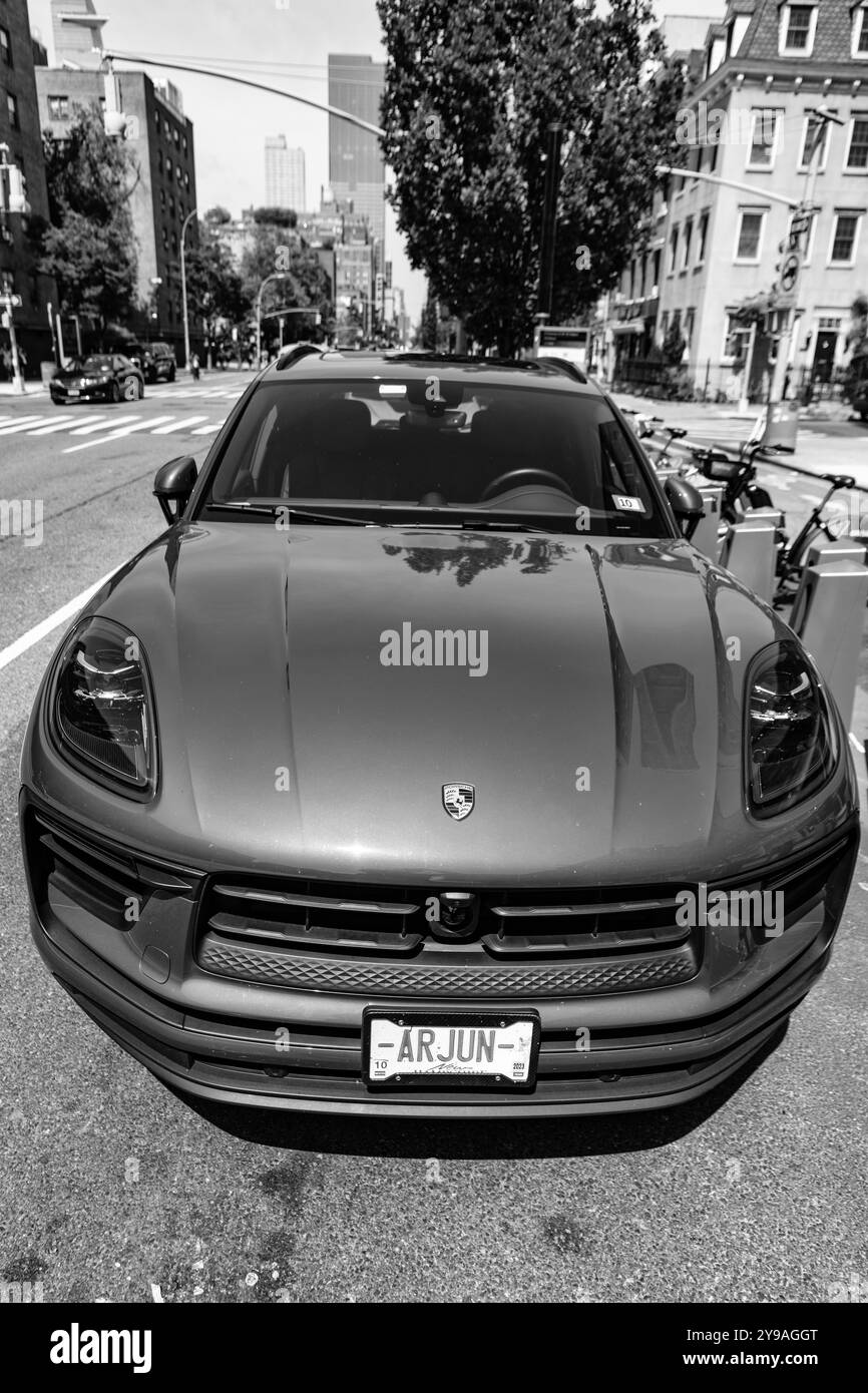 New York City, USA - 5 agosto 2023: 2023 Porsche Macan T SUV rosso rubino vista frontale auto, parcheggiata Foto Stock