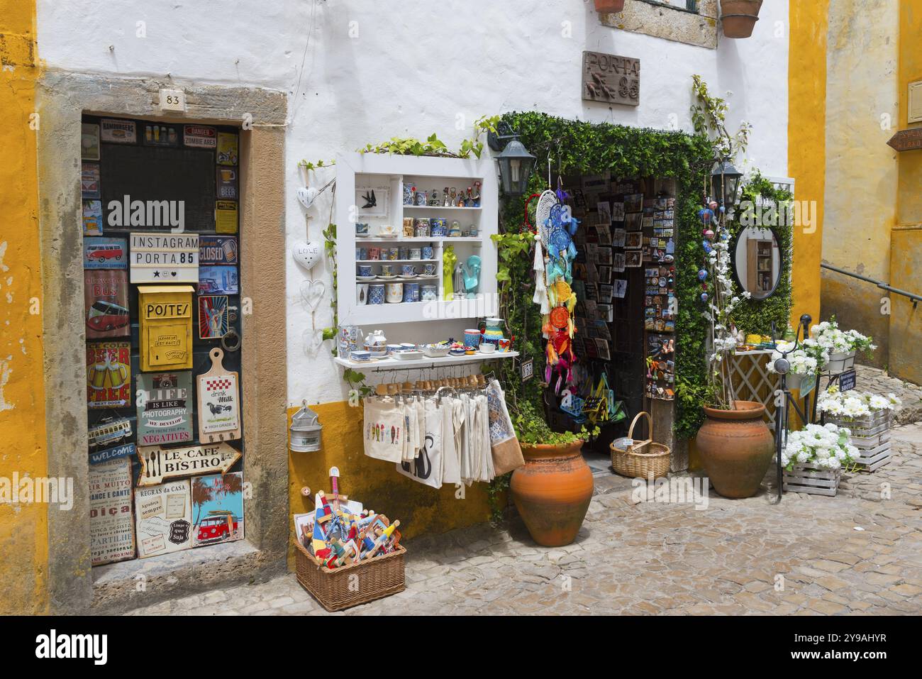 Piccolo negozio in un vicolo acciottolato che offre souvenir e artigianato colorato, R. Direita, Obidos, Obidos, Oeste, centro, Estremadura, Portogallo, Europa Foto Stock