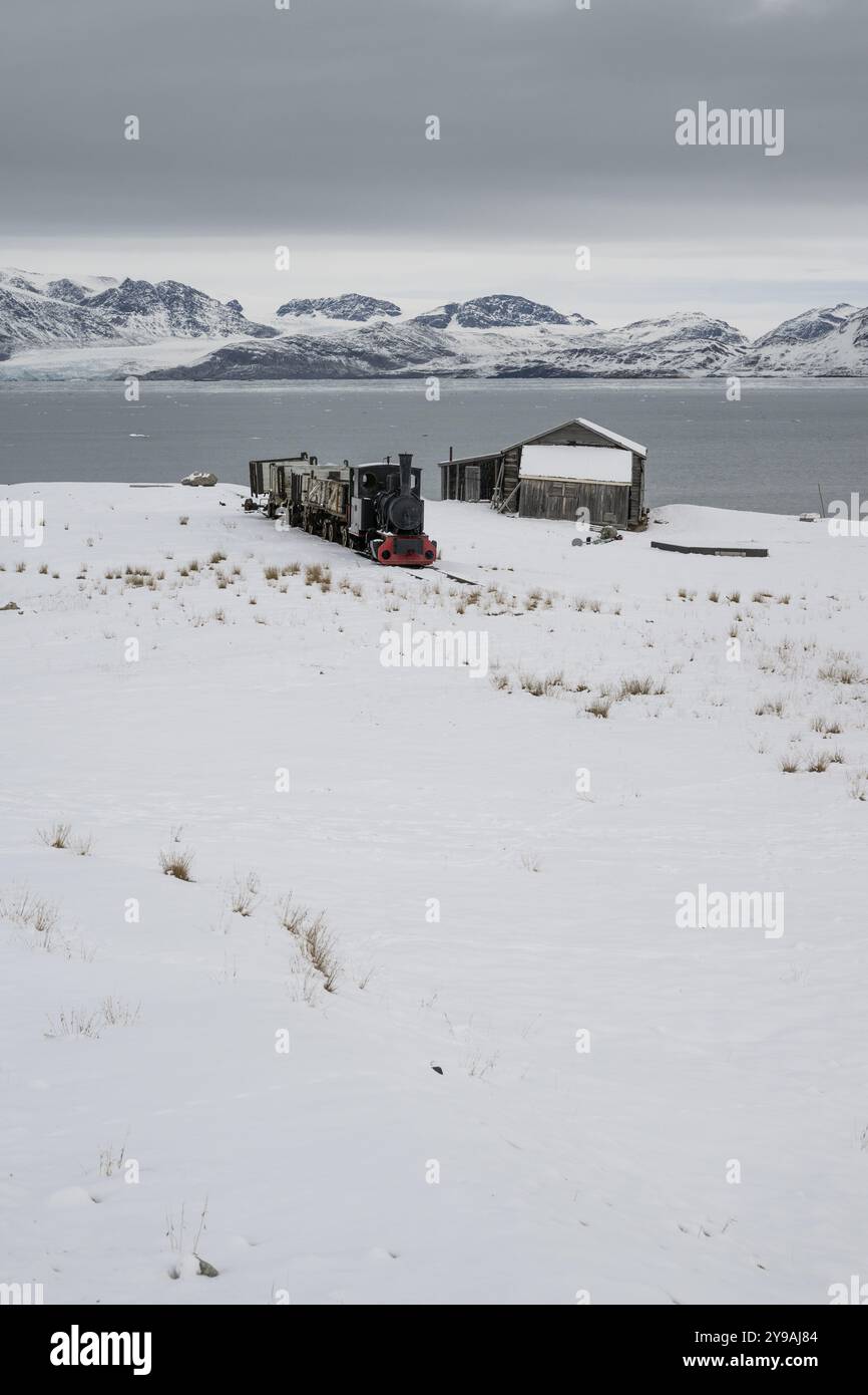 Ferrovia mineraria storica nel paesaggio invernale, Kongsfjord, NY-Alesund, Spitsbergen Island, Svalbard e arcipelago Jan Mayen, Norvegia, Europa Foto Stock