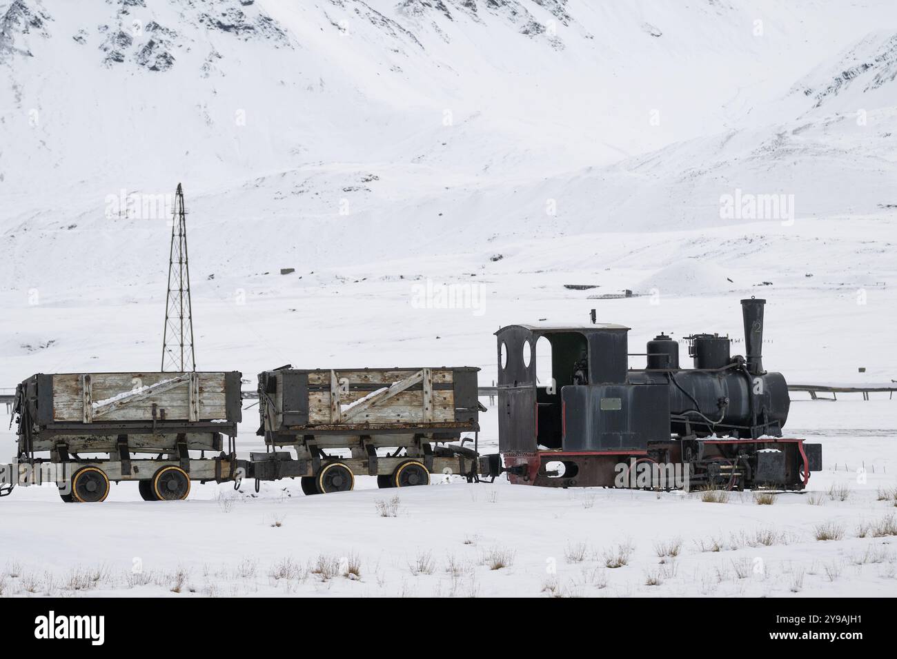 Ferrovia mineraria storica nel paesaggio invernale, Kongsfjord, NY-Alesund, Spitsbergen Island, Svalbard e arcipelago Jan Mayen, Norvegia, Europa Foto Stock