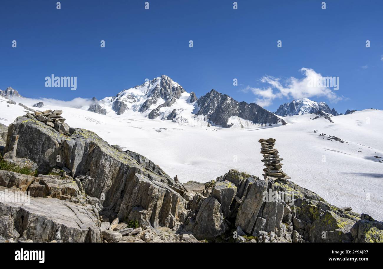 Cairn, paesaggio alpino, Glacier du Tour, ghiacciaio e vetta, vetta dell'Aiguille de Chardonnet, Chamonix, alta Savoia, franco Foto Stock