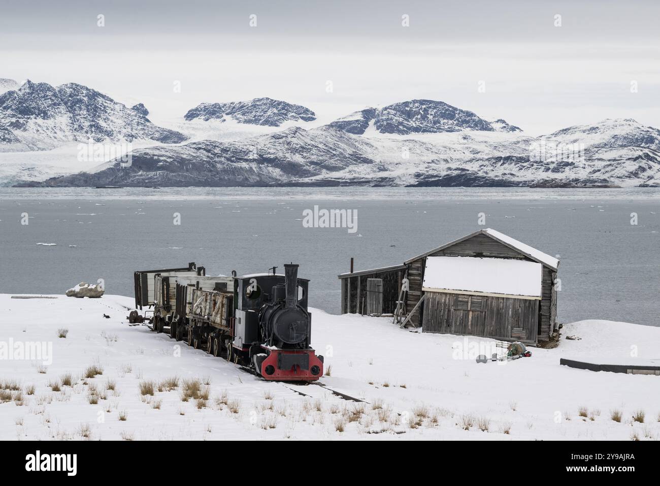 Ferrovia mineraria storica nel paesaggio invernale, Kongsfjord, NY-Alesund, Spitsbergen Island, Svalbard e arcipelago Jan Mayen, Norvegia, Europa Foto Stock