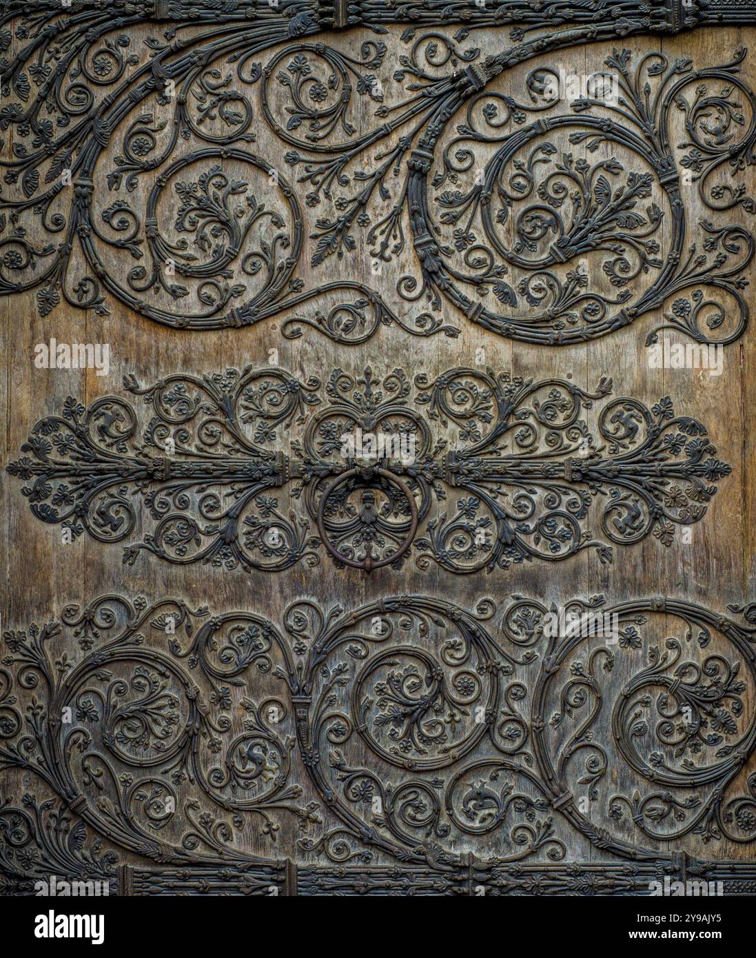 Lavori in metallo ornato sulla porta della cattedrale medievale di Notre Dame a Parigi in Francia Foto Stock