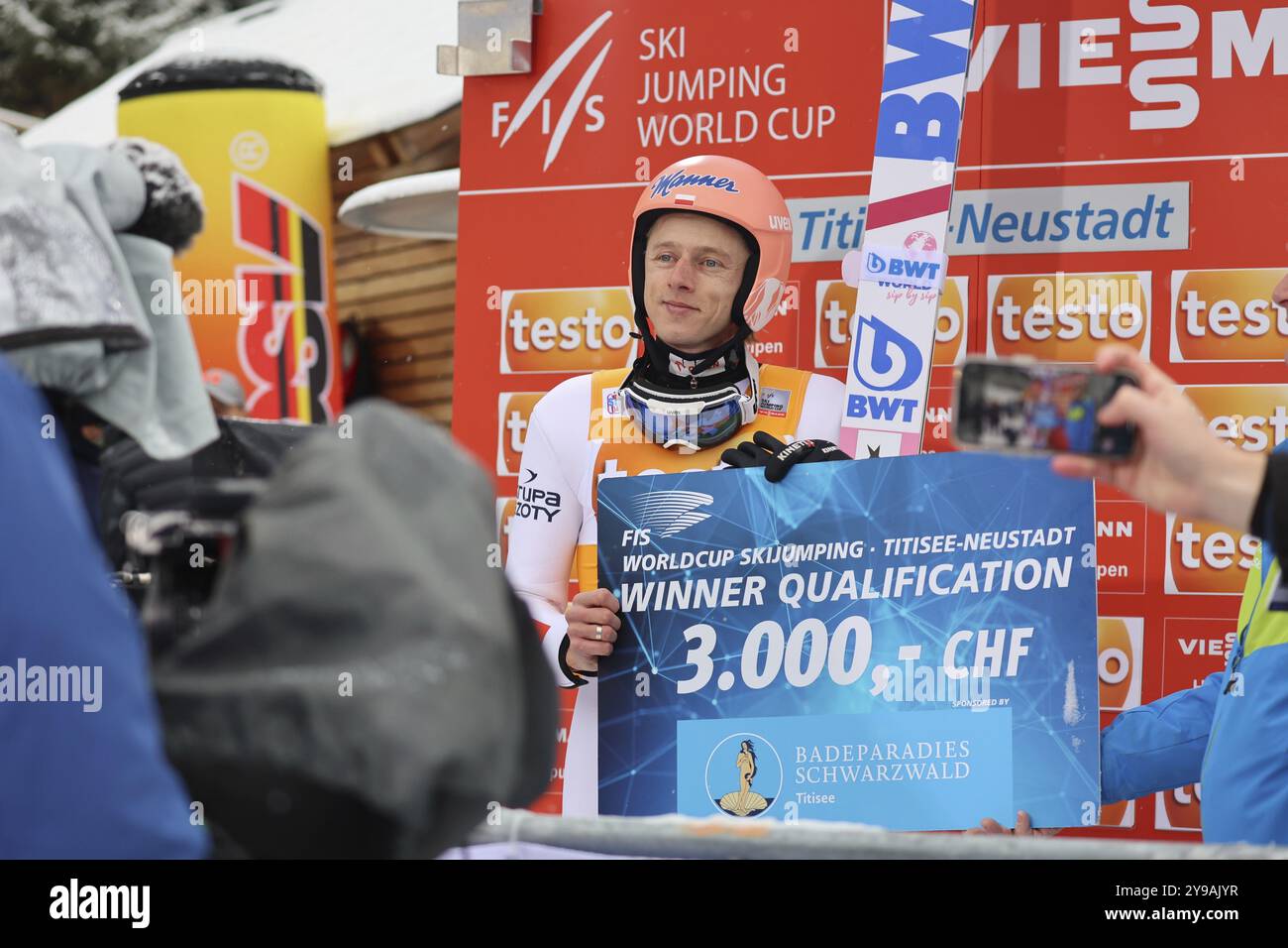 Il vincitore delle qualificazioni Dawid Kubacki (Polonia/POL) è lieto di ricevere un assegno di 000 franchi svizzeri alla Coppa del mondo di salto con gli sci FIS di Neustadt Foto Stock