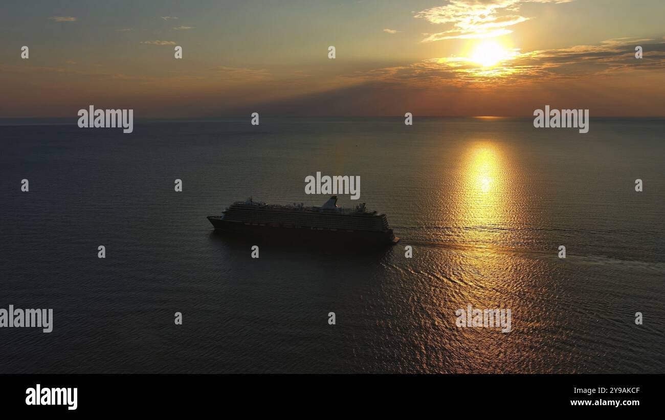 Vista aerea della nave da crociera durante il tramonto. Paesaggio con nave da crociera sul mare Adriatico. Avventura e viaggi Foto Stock