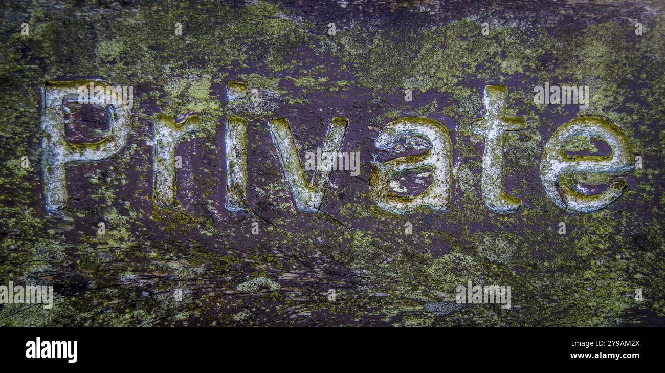 Cartello privato in legno grungy con testo bianco e Lichen Foto Stock