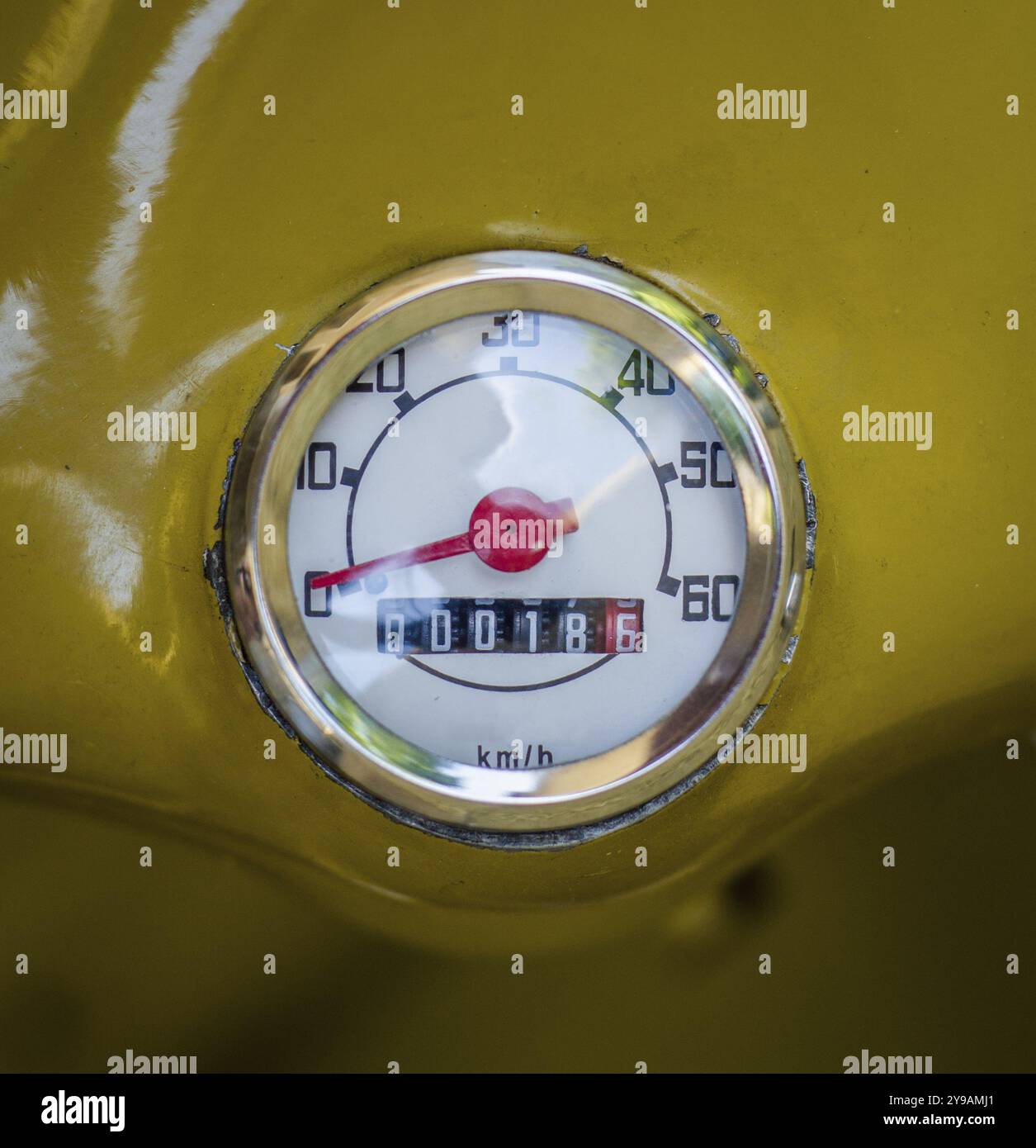 Tachimetro vintage giallo senape su Un ciclomotore o uno scooter Foto Stock