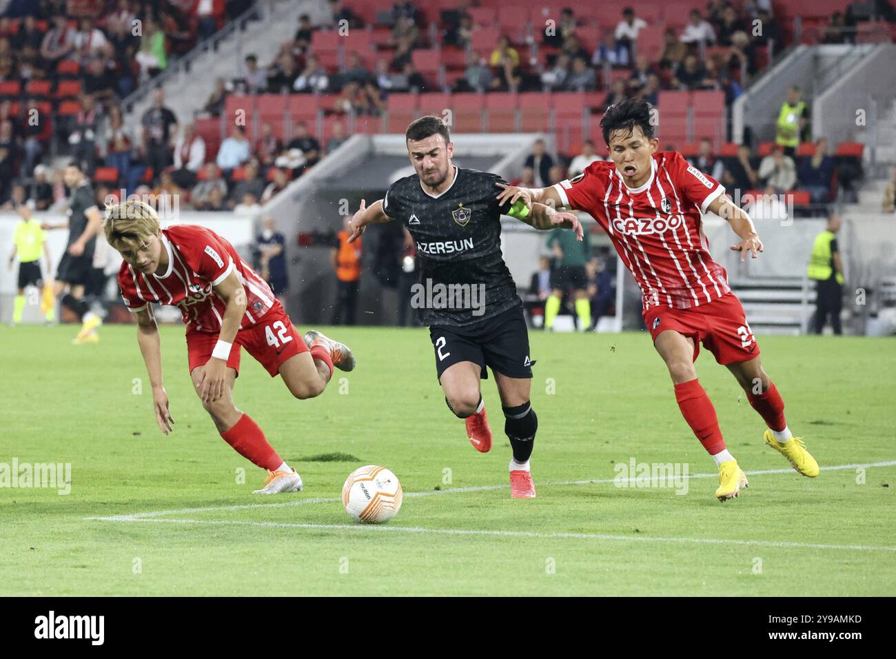 Forte in duelli e pericoloso in gol: Ritsu Doan (SC Freiburg) con Wooyeong Jeong Woo-Yeong Jeong (SC Freiburg) ferma Qara Qarayev (Qarabag Agdam A Foto Stock