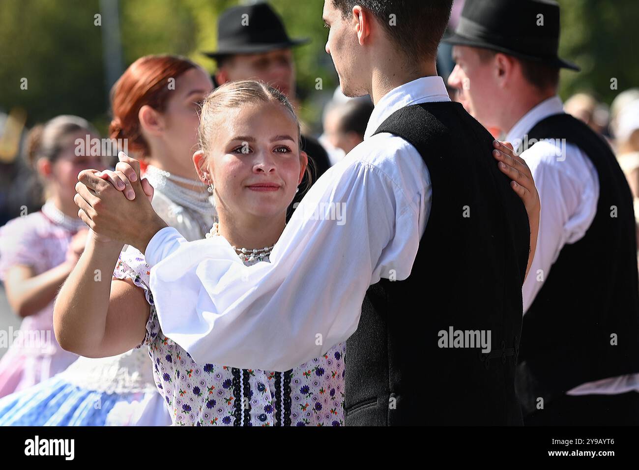 Badacsony, Lago Balaton, Ungheria - 8 settembre 2024: Festa della vendemmia del vino sfilata di strada, ragazze e ragazzi che ballano in costumi tradizionali Foto Stock