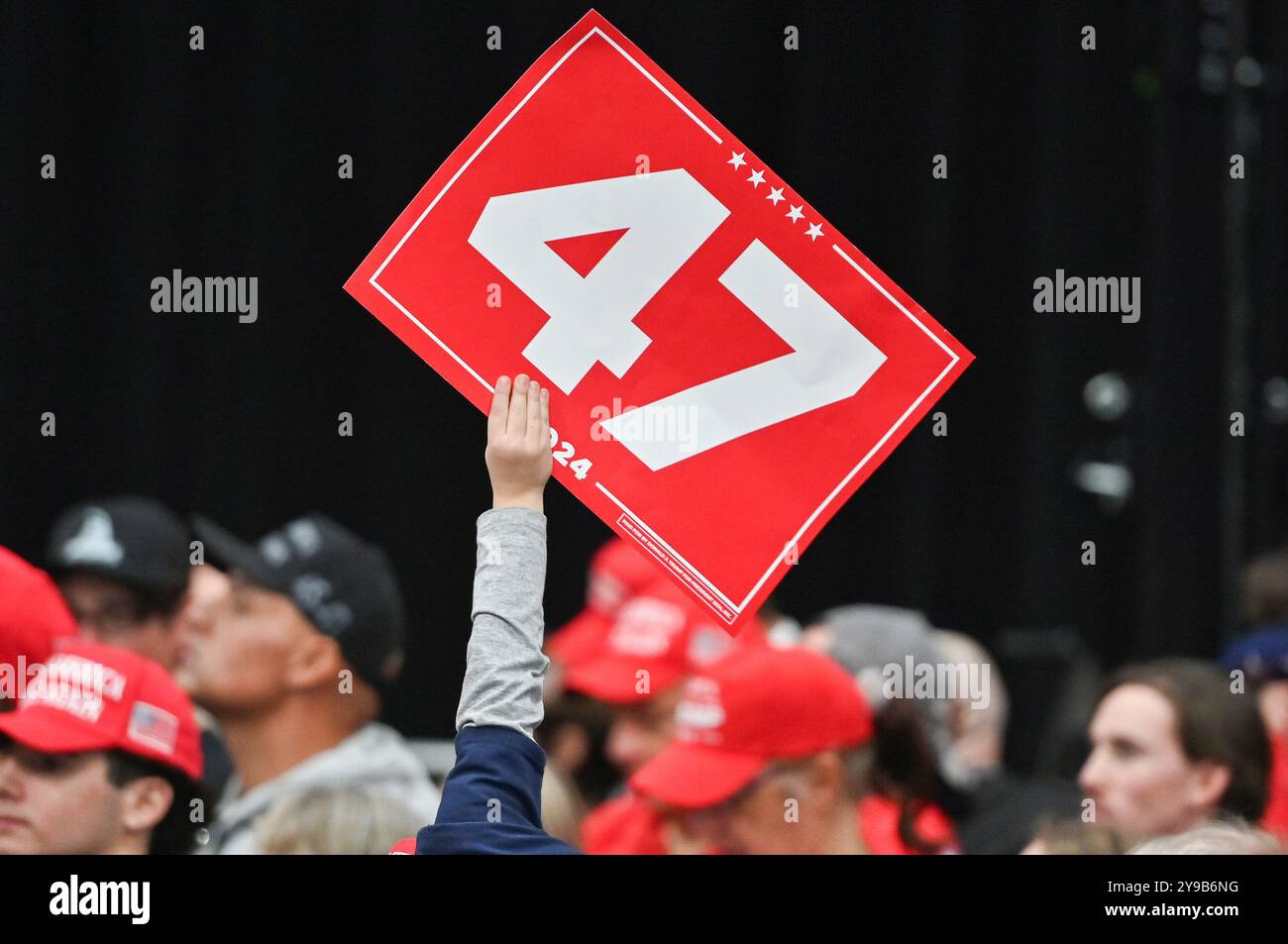 Scranton, Stati Uniti. 09 ottobre 2024. Un ragazzo regge un cartello le letture 47. Il candidato presidenziale repubblicano, l'ex presidente Donald Trump, si è fermato al Riverfront Sports Complex di Scranton, Pennsylvania, per parlare con gli elettori. (Foto di Aimee Dilger/SOPA Images/Sipa USA) credito: SIPA USA/Alamy Live News Foto Stock