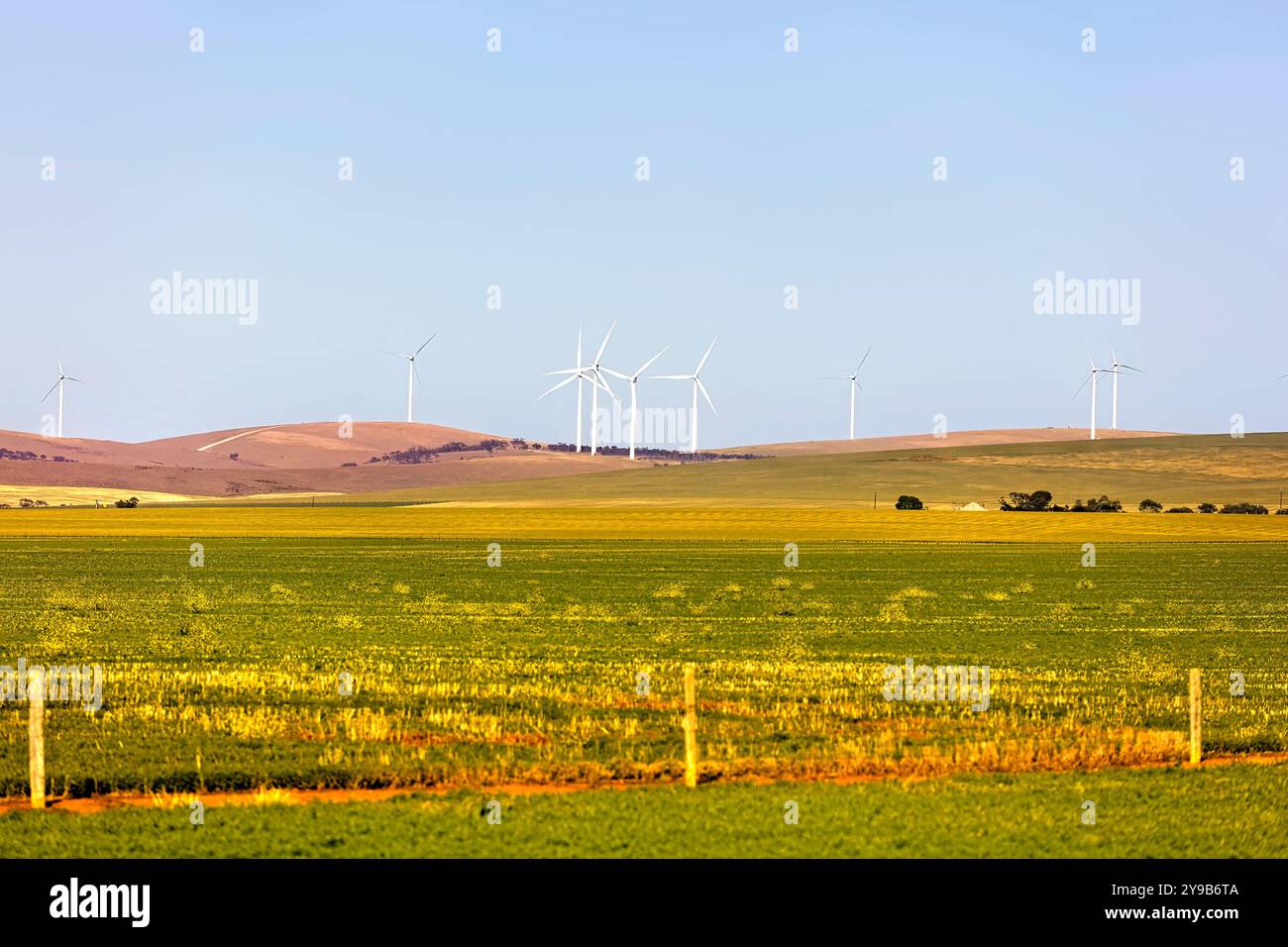 Terreni agricoli e generatori eolici lungo le Barunga e Hummocks Ranges, Australia meridionale Foto Stock