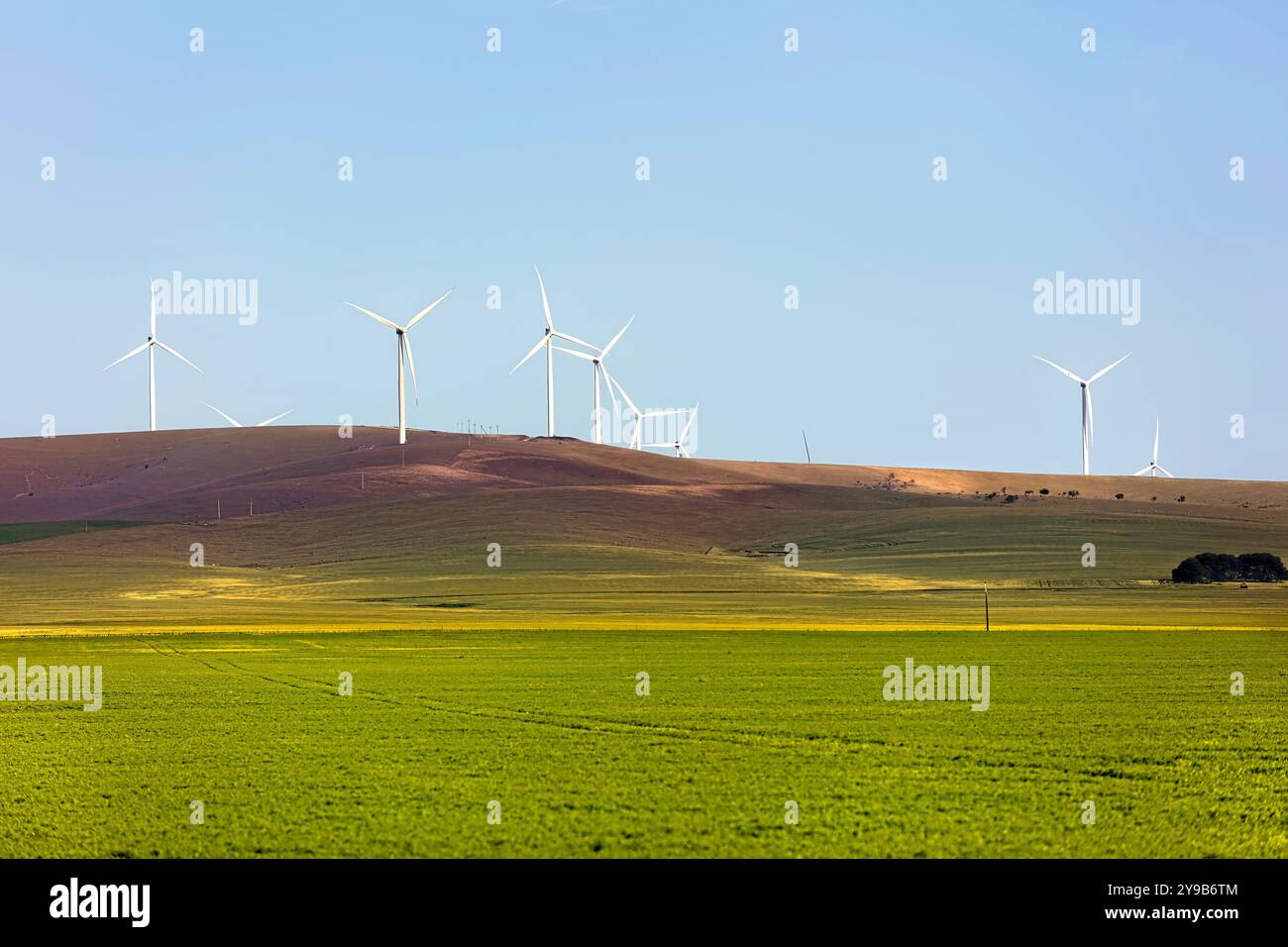 Terreni agricoli e generatori eolici lungo le Barunga e Hummocks Ranges, Australia meridionale Foto Stock