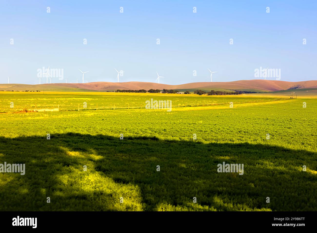 Terreni agricoli e generatori eolici lungo le Barunga e Hummocks Ranges, Australia meridionale Foto Stock
