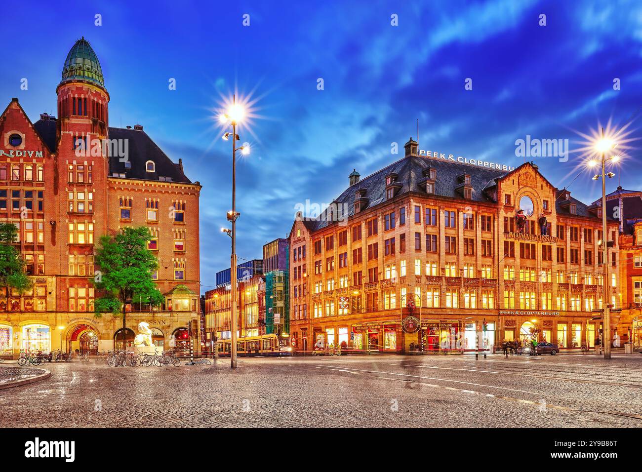 AMSTERDAM, Paesi Bassi - 15 settembre 2015: bellissima Amsterdam, al centro di Piazza Dam in serata. Square è un luogo centrale per abitante locale Foto Stock