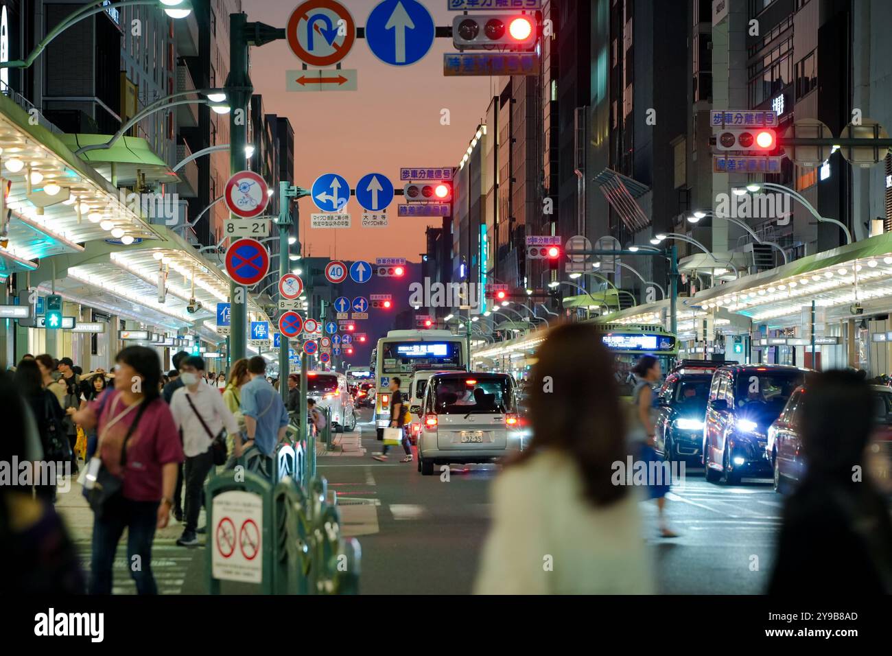 Kyoto City, Giappone - SEP 30 2024: Vista della strada di Shijo Kawaramachi di notte. Una zona vivace del centro di Kyoto. Foto Stock